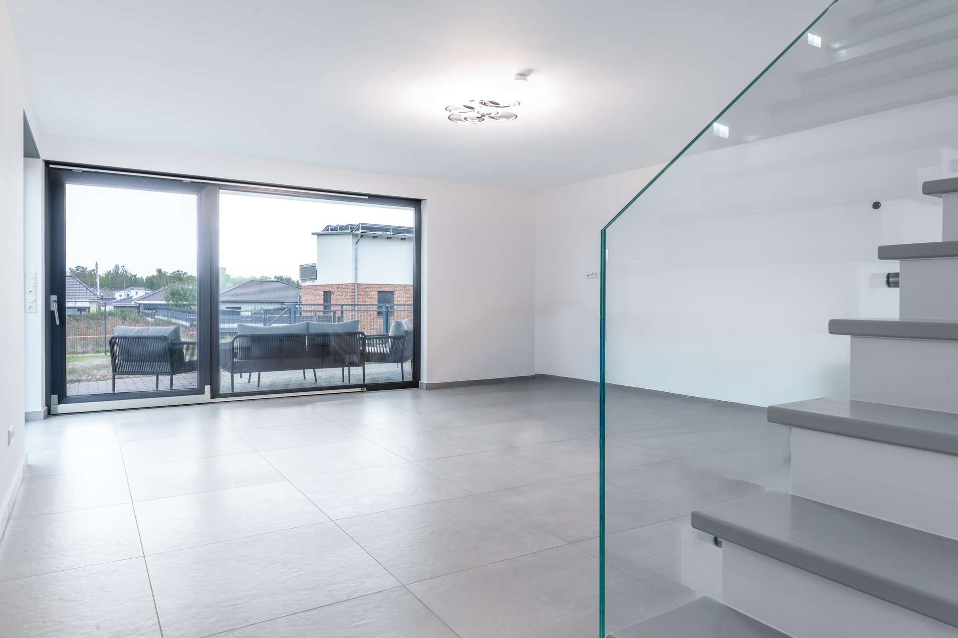 Modernes Wohnen auf höchstem Niveau – Einfamilienhaus mit Dachterrasse, Smart Home & Wärmepumpe – Bild 6