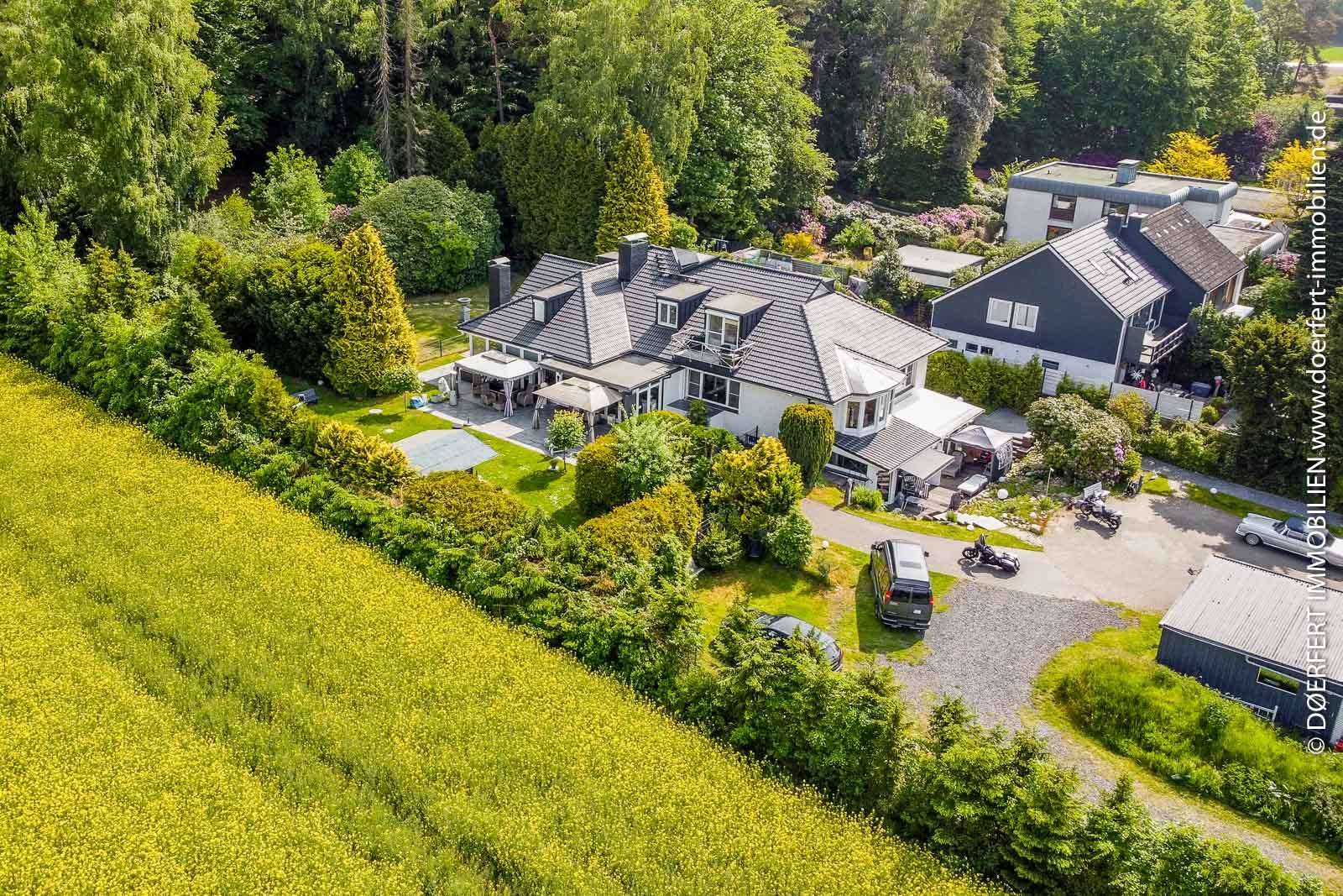 Paradies für Reiter und Pferdeenthusiasten: Reedervilla mit Feld, Koppel und privatem Waldzugang – Bild 1