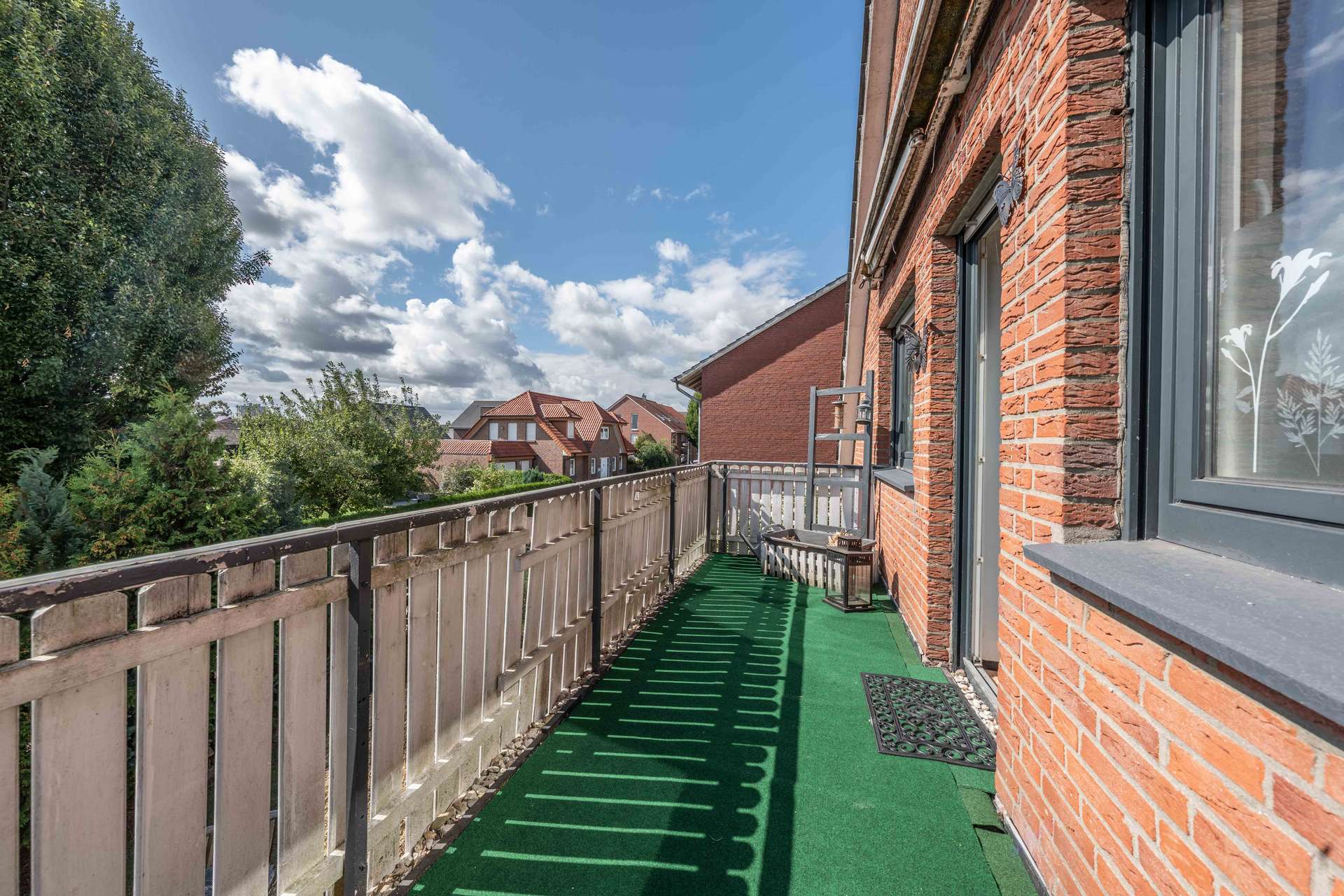 Großzügiges Einfamilienhaus mit Kamin, Südgarten & überdachter Terrasse – Bild 9