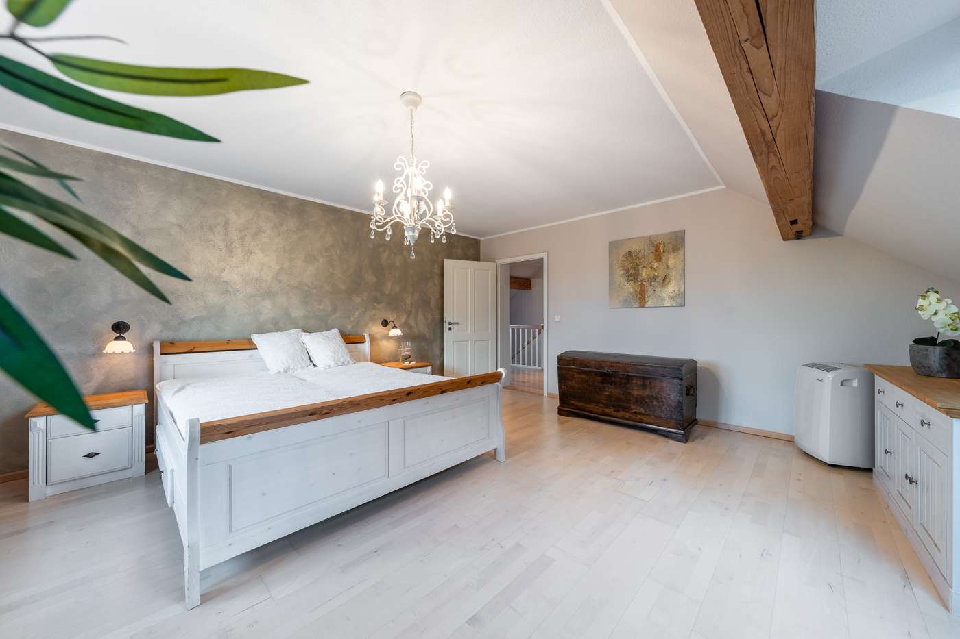 Architektenjuwel: Eleganz trifft Entspannung mit idyllischem Schwimmteich – Bild 5