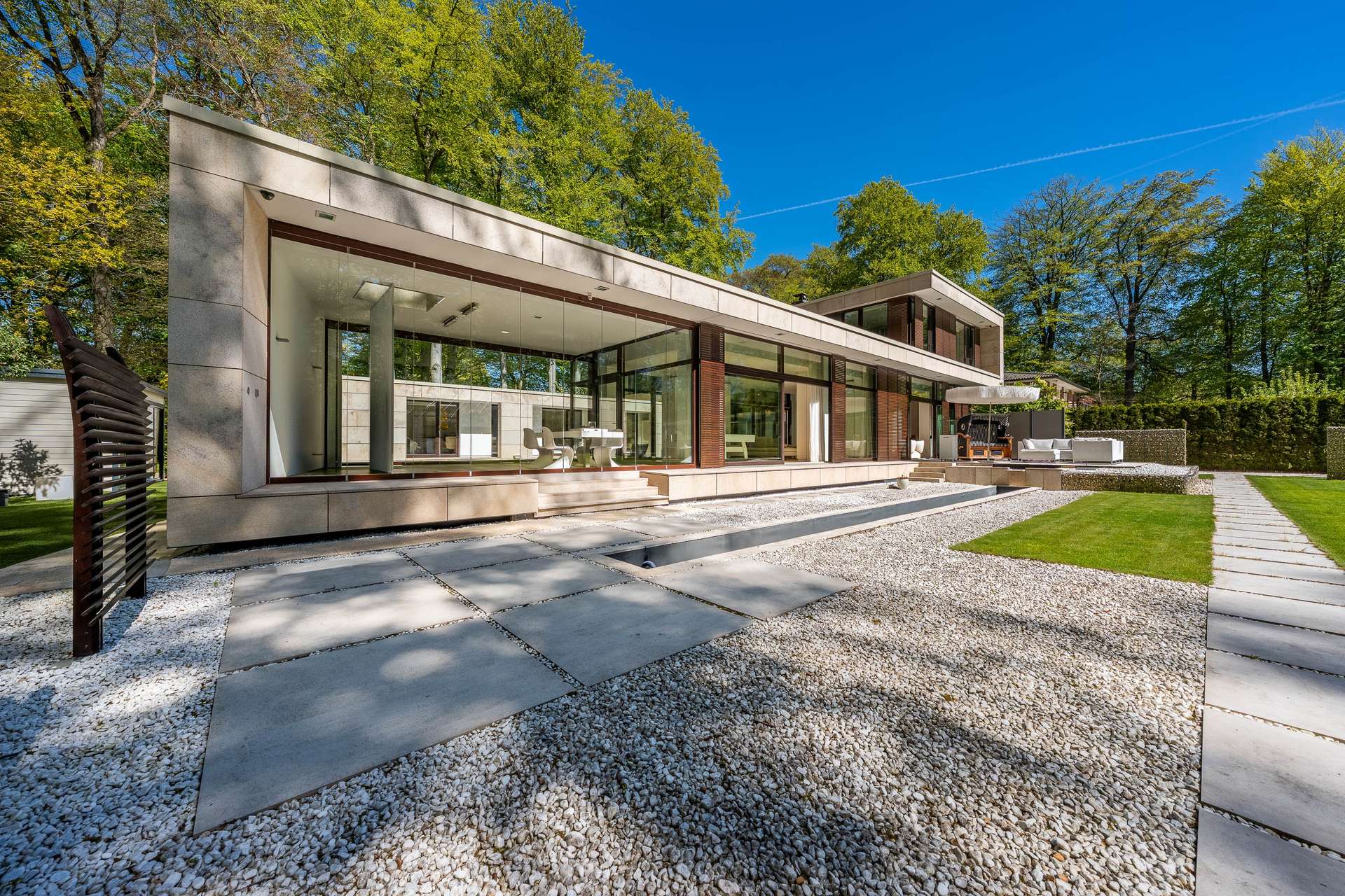 Architektonisches Statement im Grünen und preisgekrönte Villa – „Haus am Park“ – Bild 2