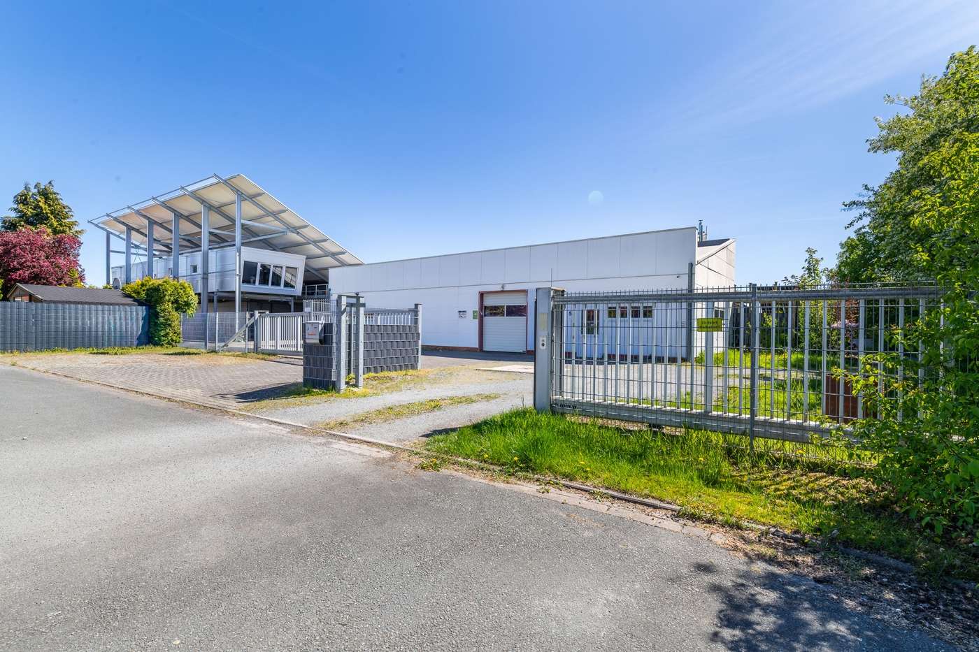 Modernes Wohn- & Gewerbeanwesen mit Hallen, Büroflächen und PV-Erträgen in ruhiger Lage von Sulingen – Bild 1
