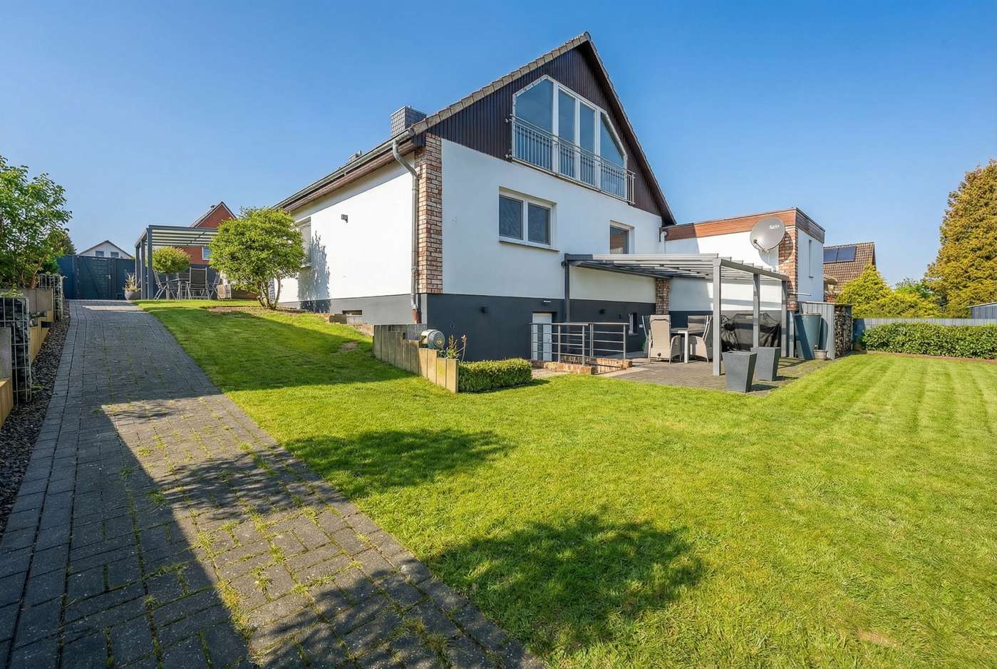 Modernisiertes und großzügiges Einfamilienhaus mit Gartenidylle – Bild 9