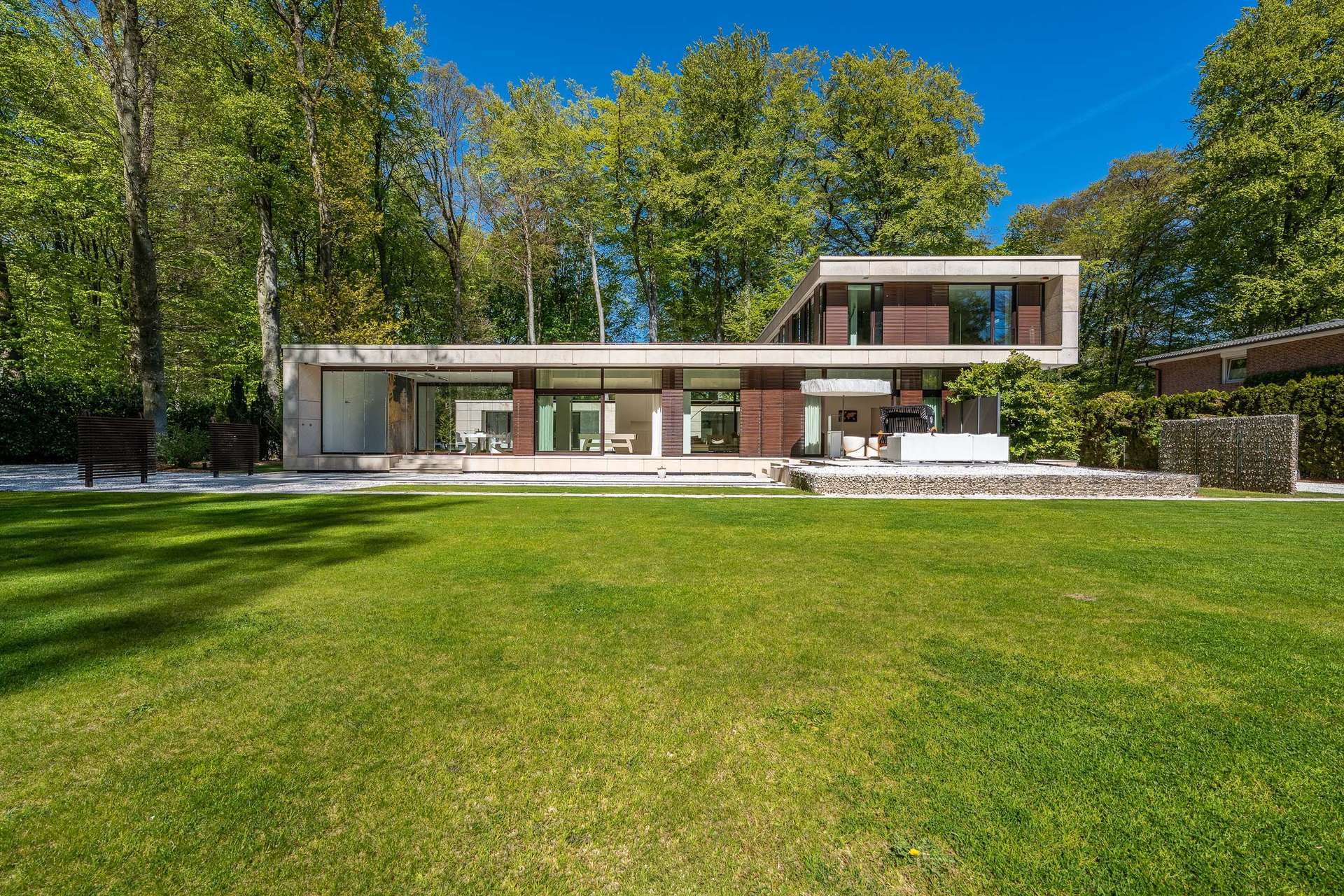 Architektonisches Statement im Grünen und preisgekrönte Villa – „Haus am Park“ – Bild 1