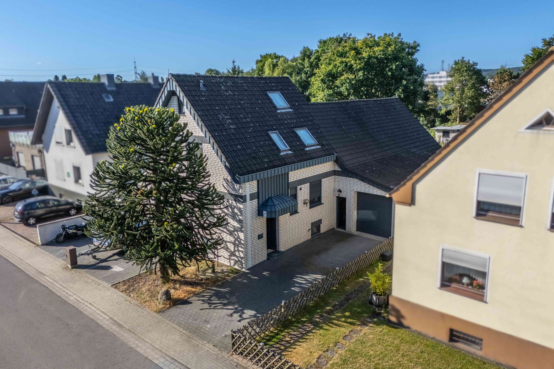 Charmantes Einfamilienhaus mit Einliegerwohnung auf großem Eigentumsgrundstück – Bild 1