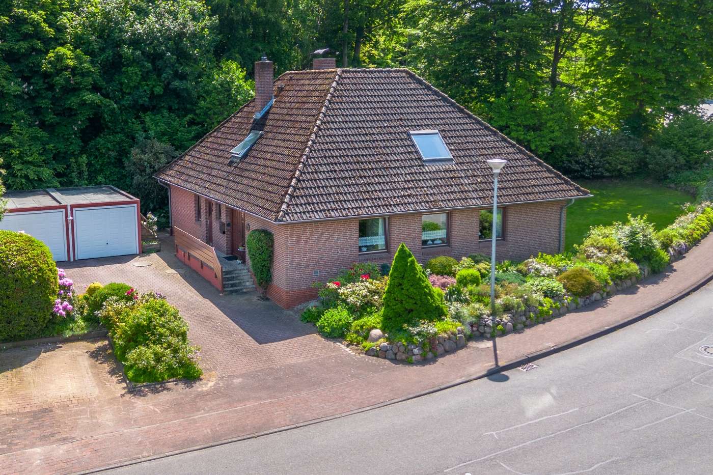 Großzügiges Einfamilienhaus mit Doppelgarage und Gartenparadies in Fahrdorf an der Schlei – Bild 1