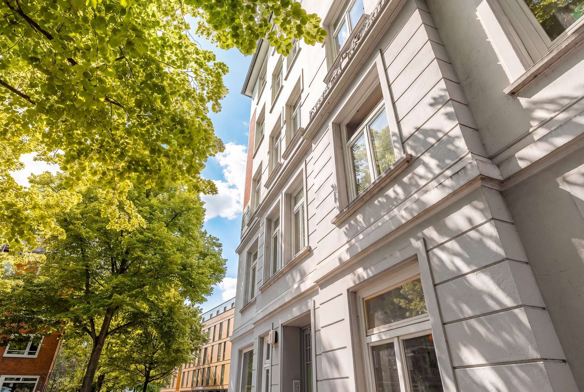 Stilvoll sanierte und frei lieferbare Altbauwohnung in Bestlage – 
unmittelbare Nähe zum Mühlenkamp – Bild 2