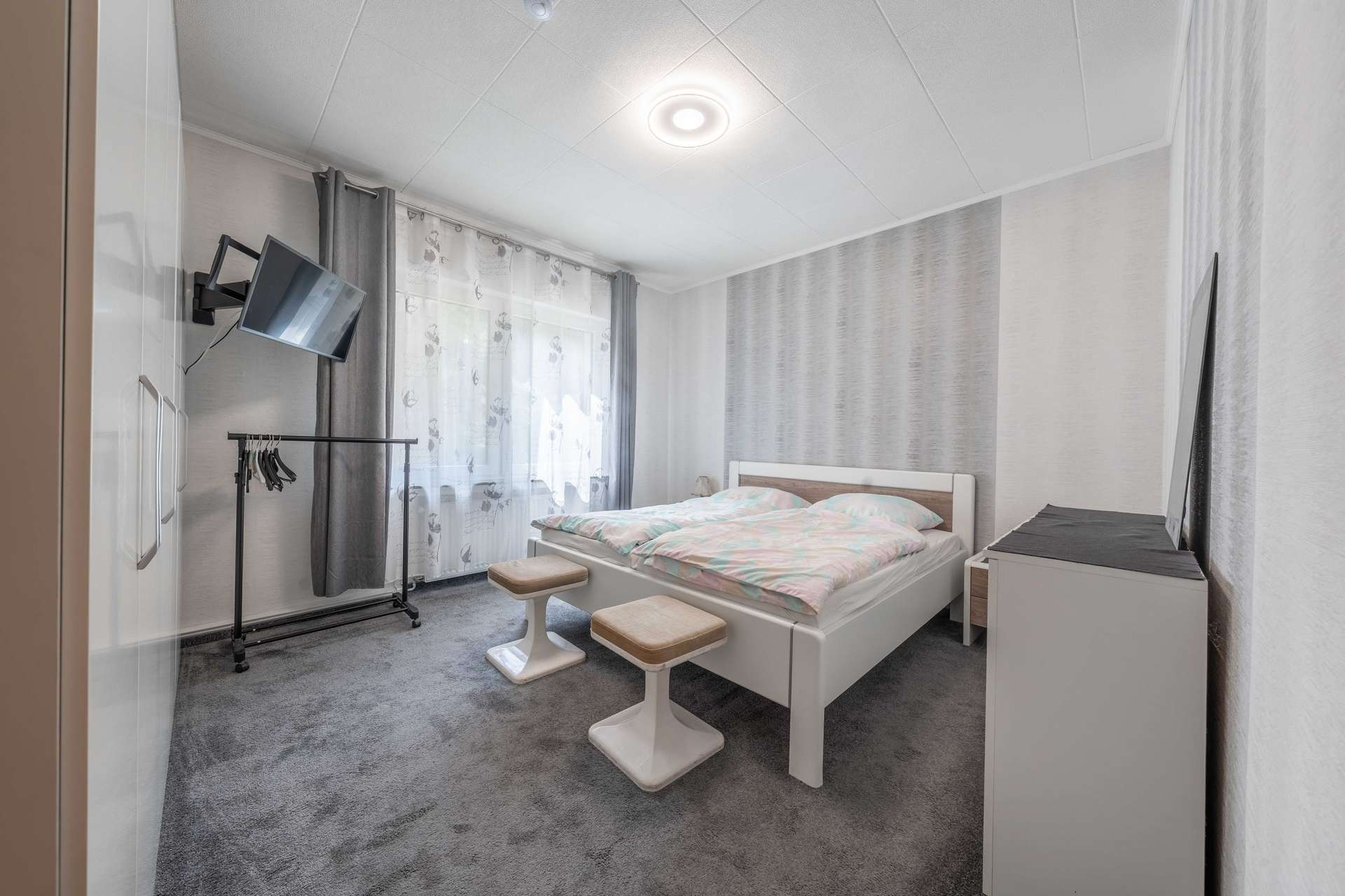 Freiraum für die ganze Familie: Großzügiges Landhaus mit zwei Wohneinheiten – Bild 4