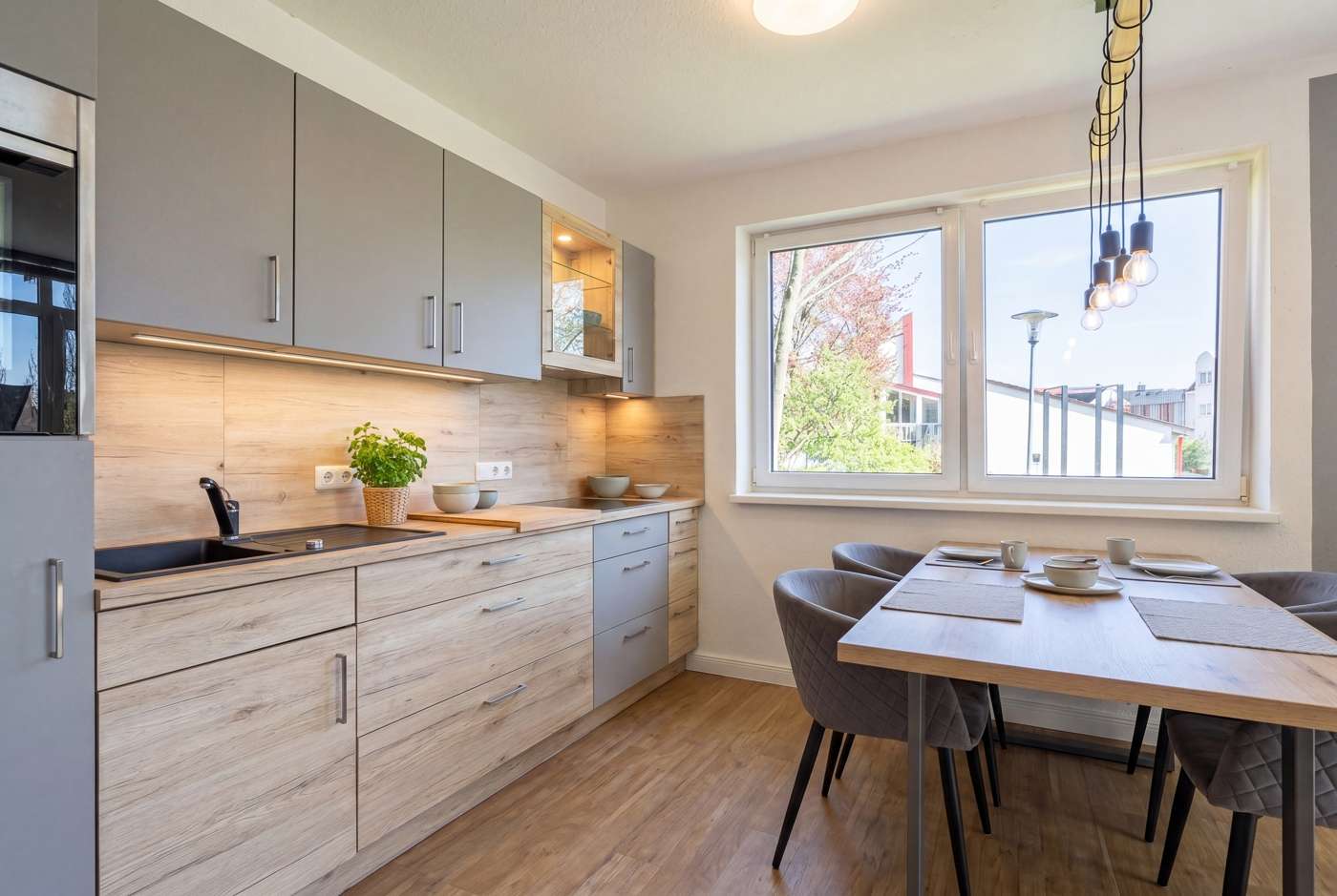 Modernes Stadthaus mit zwei Wohnungen und Dachterrasse in Top-Innenstadtlage – Bild 2