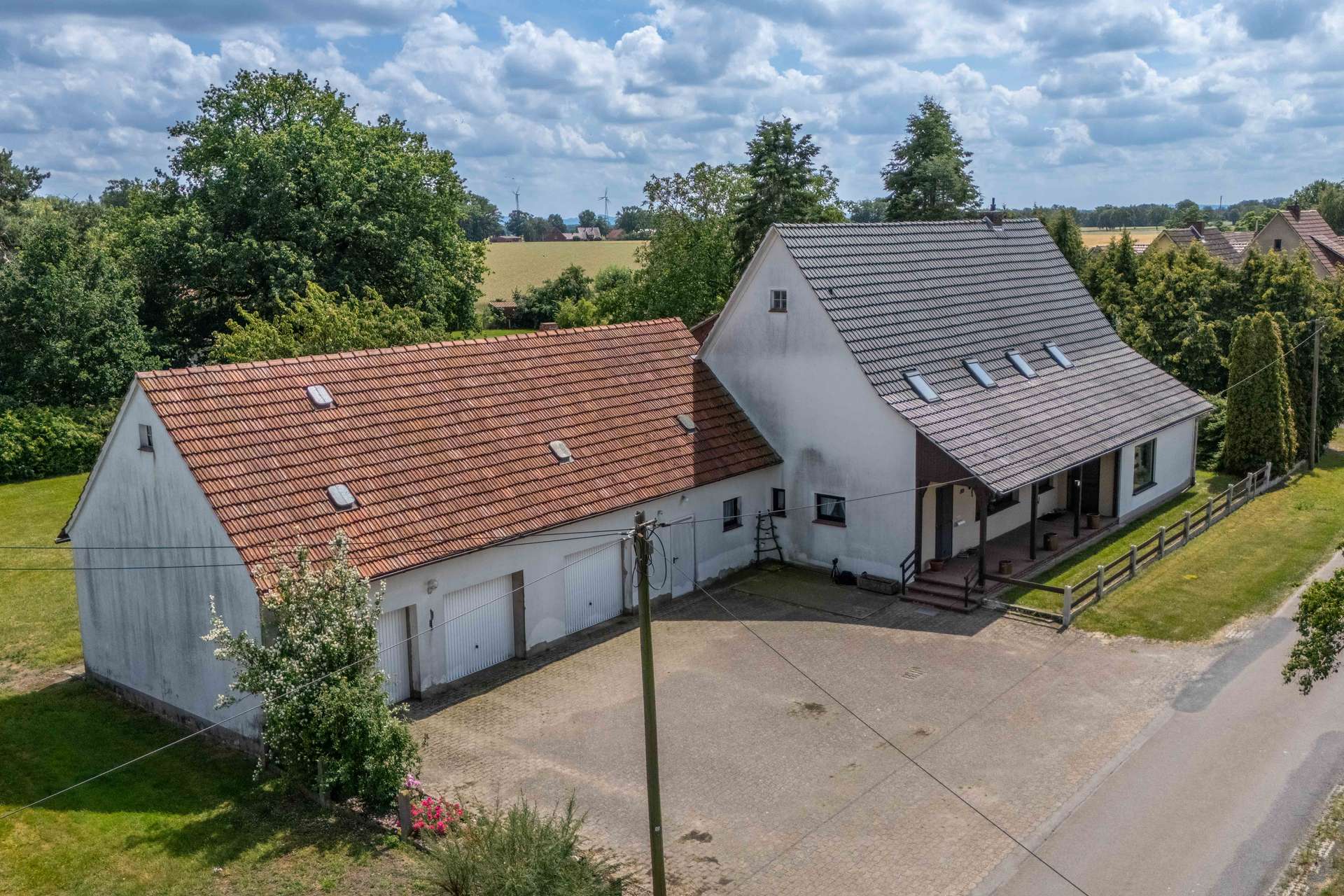 Freiraum für die ganze Familie: Großzügiges Landhaus mit zwei Wohneinheiten – Bild 1
