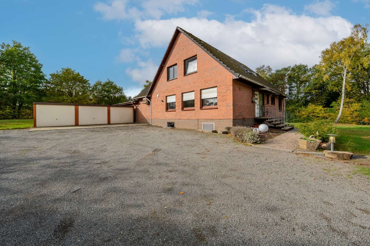 Wohnen mit Freiraum: Zwei Häuser, Pool und Sauna in der Lüneburger Heide – Bild 1