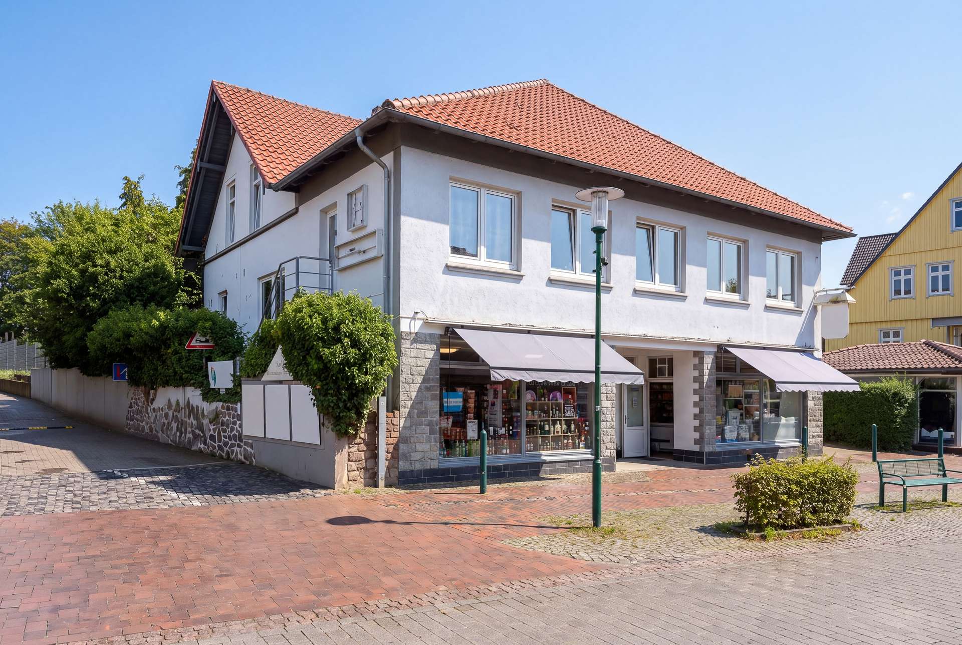 Mehrfamilienhaus mit Gewerbeflächen und Garten – Bild 1