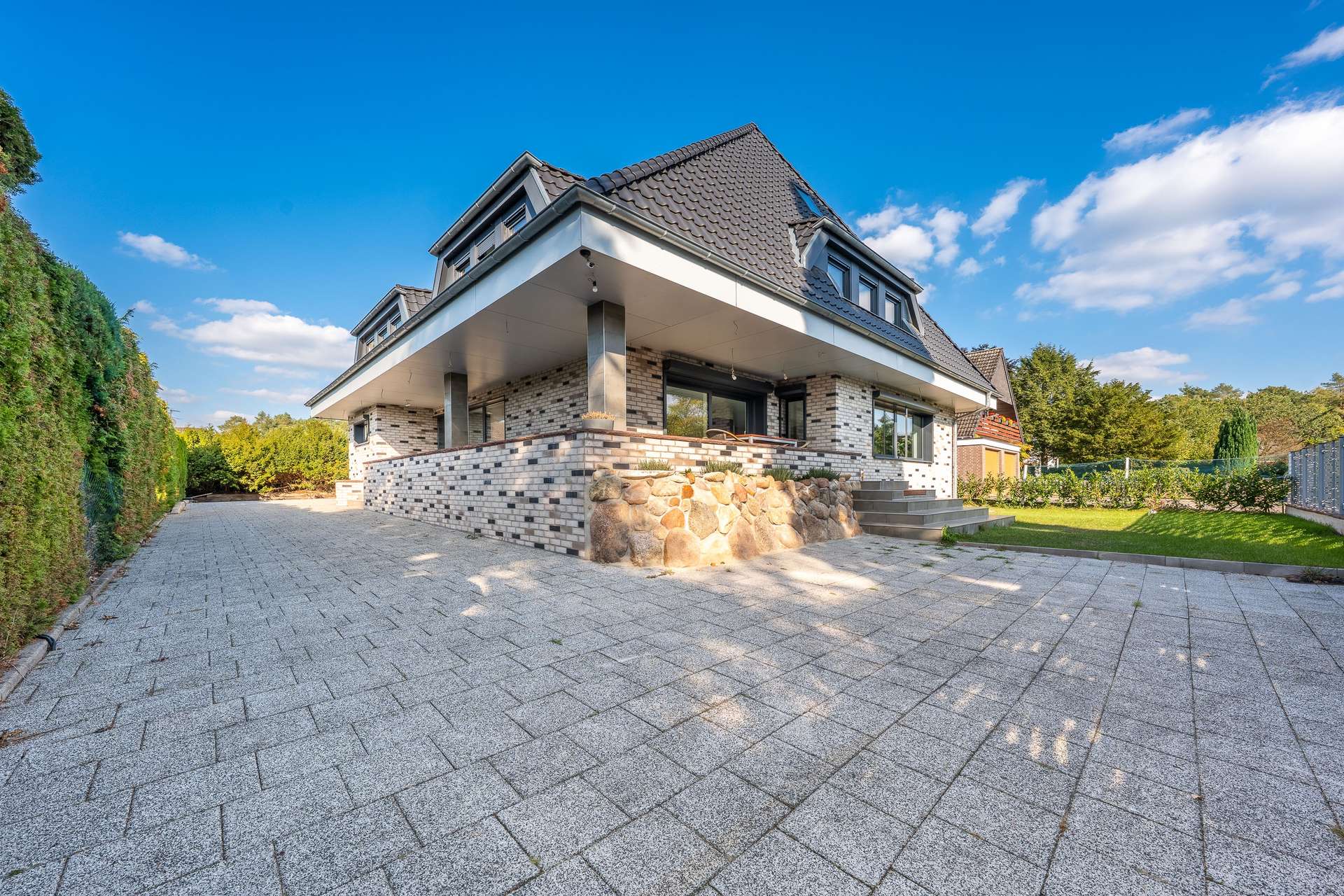 Luxuriöse Villa hochwertig saniert: Wohntraum für Großfamilie in ruhiger Lage, verkehrsgünstig – Bild 1