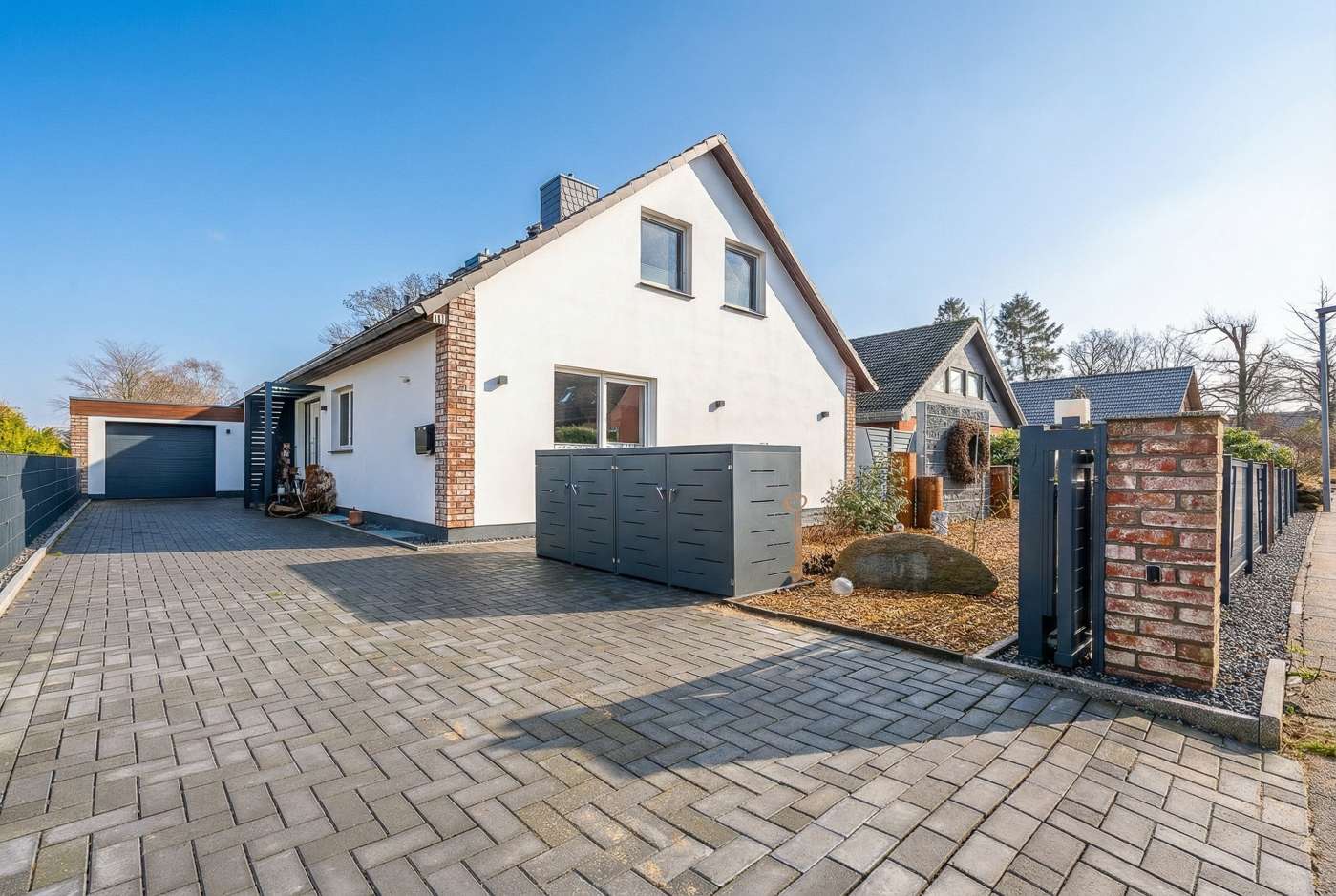 Modernisiertes und großzügiges Einfamilienhaus mit Gartenidylle – Bild 1
