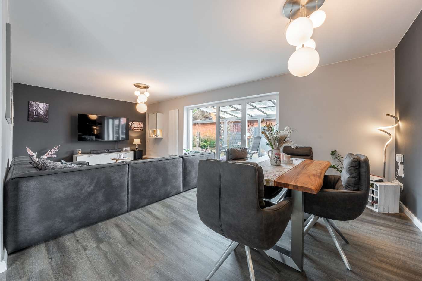 Modernisiertes und großzügiges Einfamilienhaus mit Gartenidylle – Bild 2