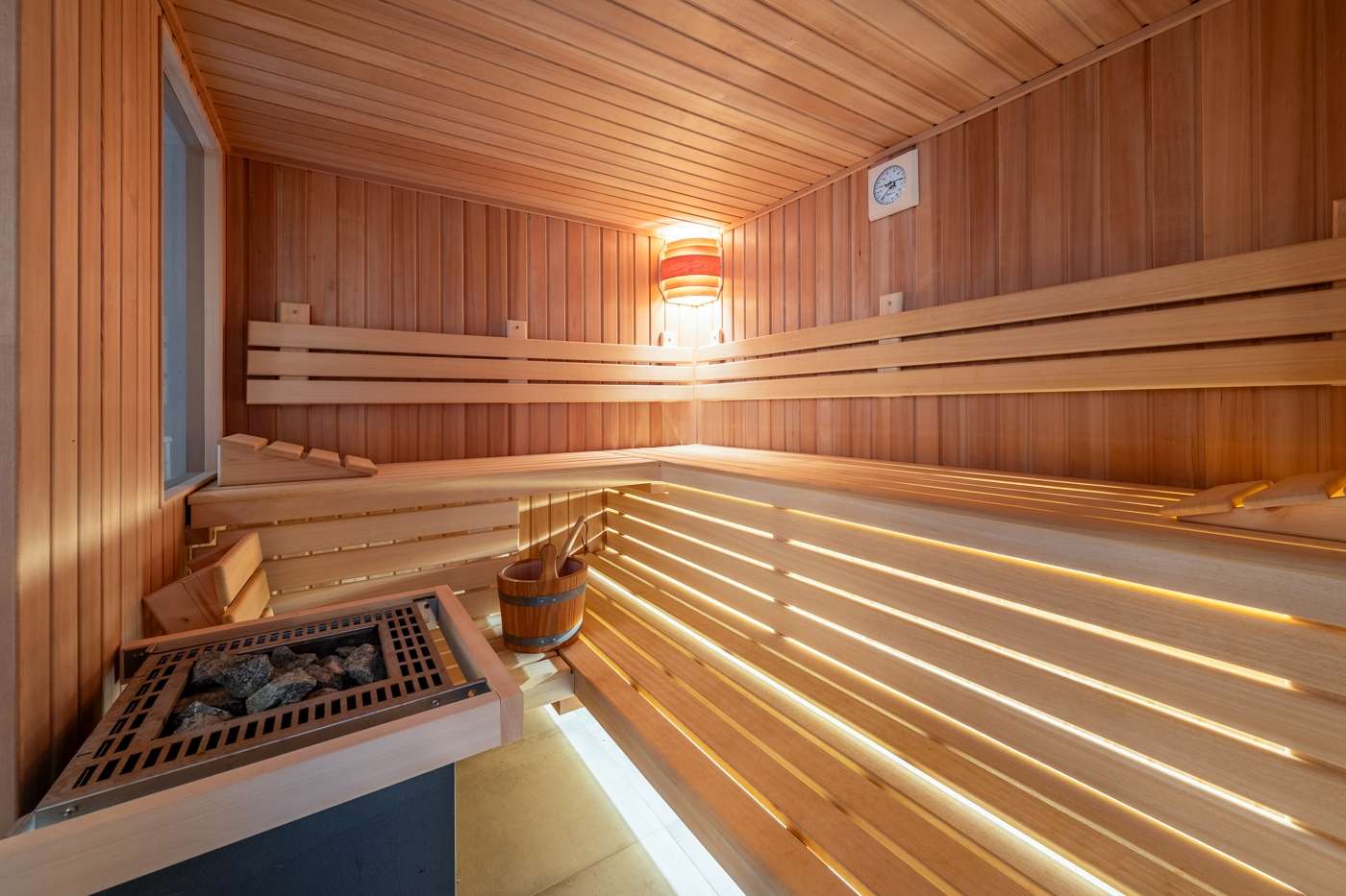 Bauhausvilla mit vielen Extras und Grundstück mit Wald – Bild 9