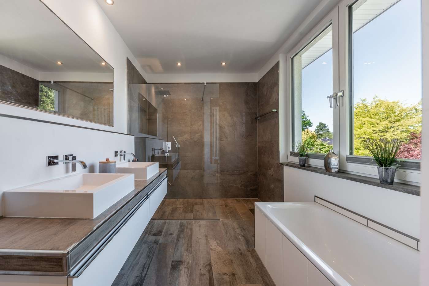 Bauhausvilla mit vielen Extras und Grundstück mit Wald – Bild 7