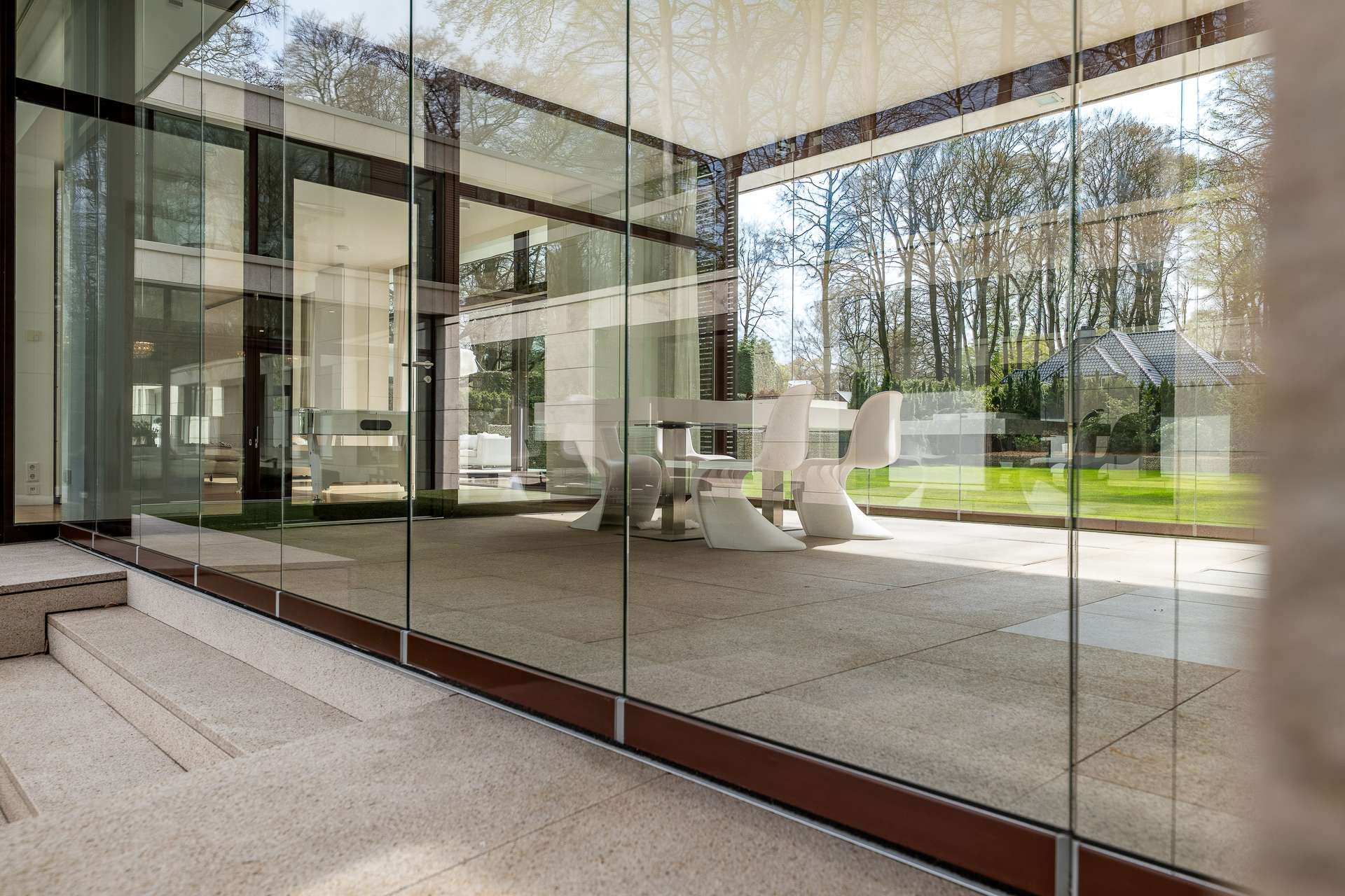 Architektonisches Statement im Grünen und preisgekrönte Villa – „Haus am Park“ – Bild 5
