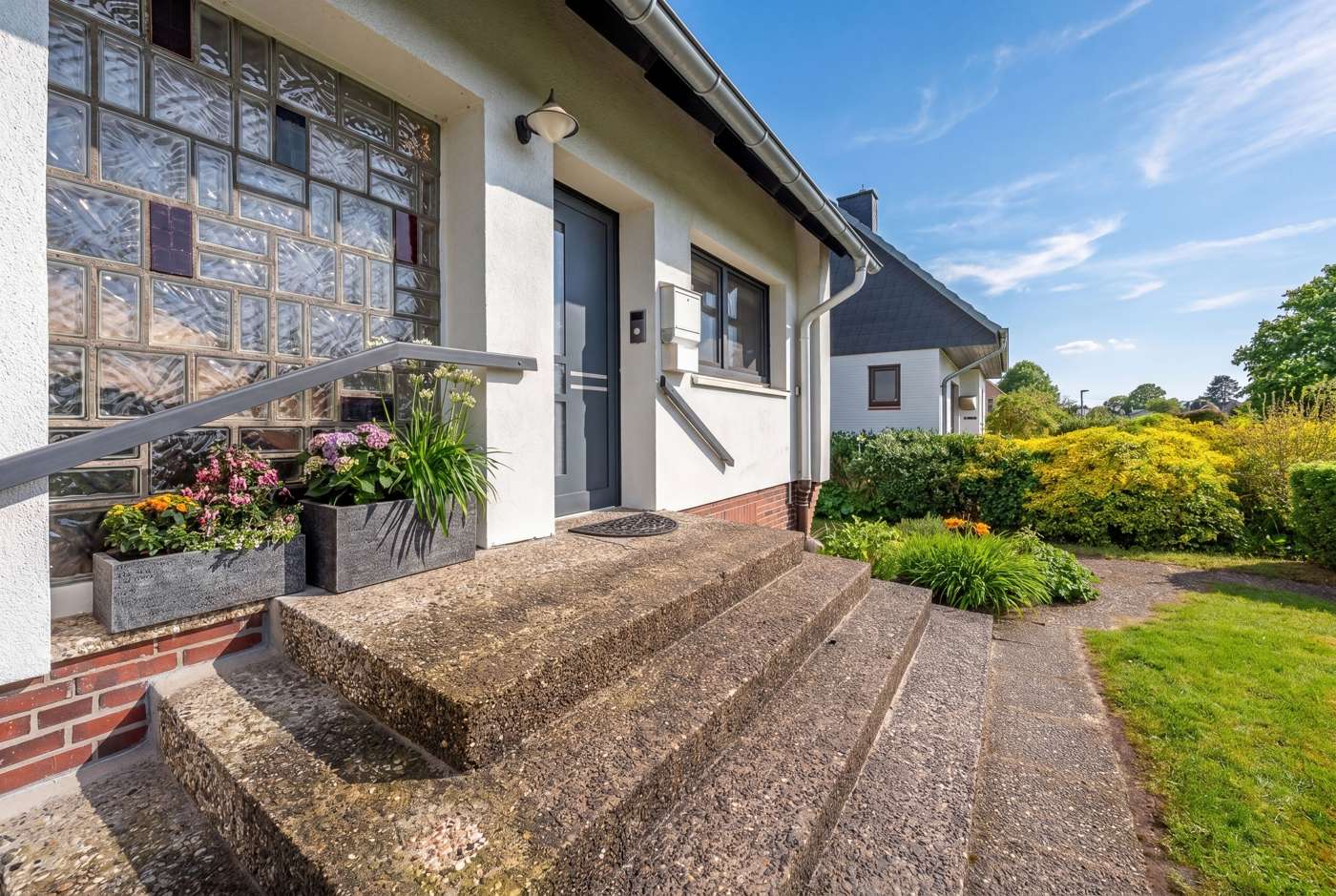 Viel Platz, viele Möglichkeiten – Gepflegtes Zweifamilienhaus mit großem Garten & Garage – Bild 2