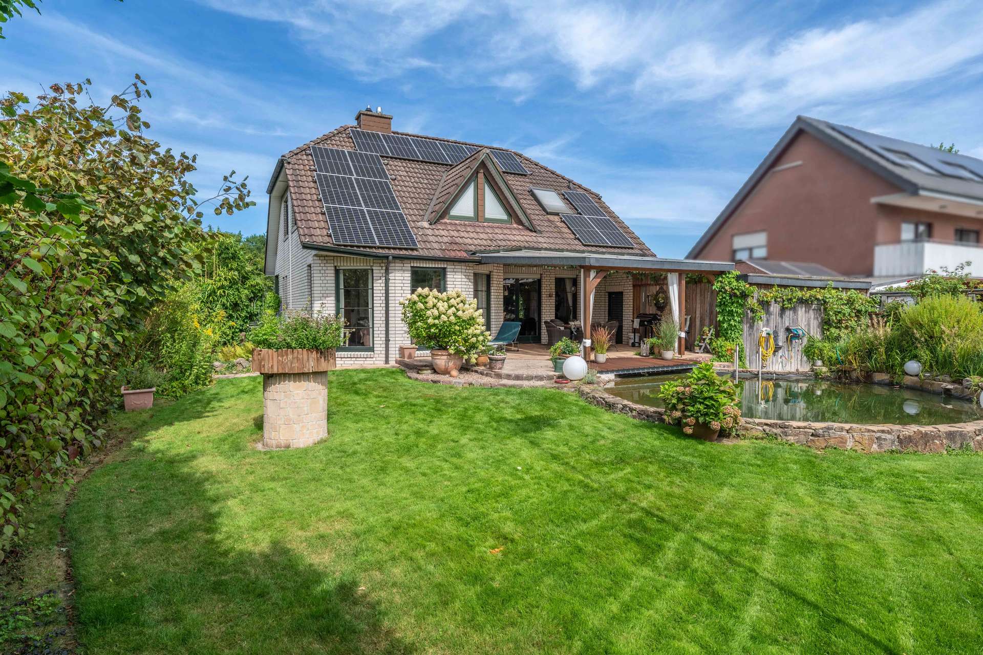 Traumhaftes Zuhause mit Schwimmteich, Kachelofen, PV-Anlage & Sauna – Bild 1