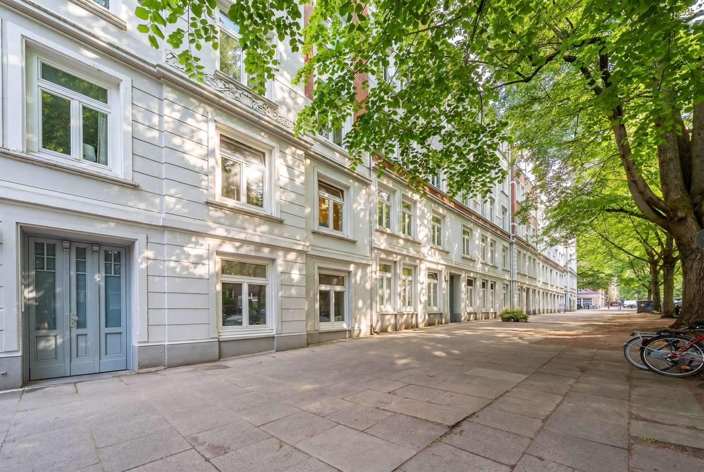Stilvoll sanierte und frei lieferbare Altbauwohnung in Bestlage – 
unmittelbare Nähe zum Mühlenkamp – Bild 1