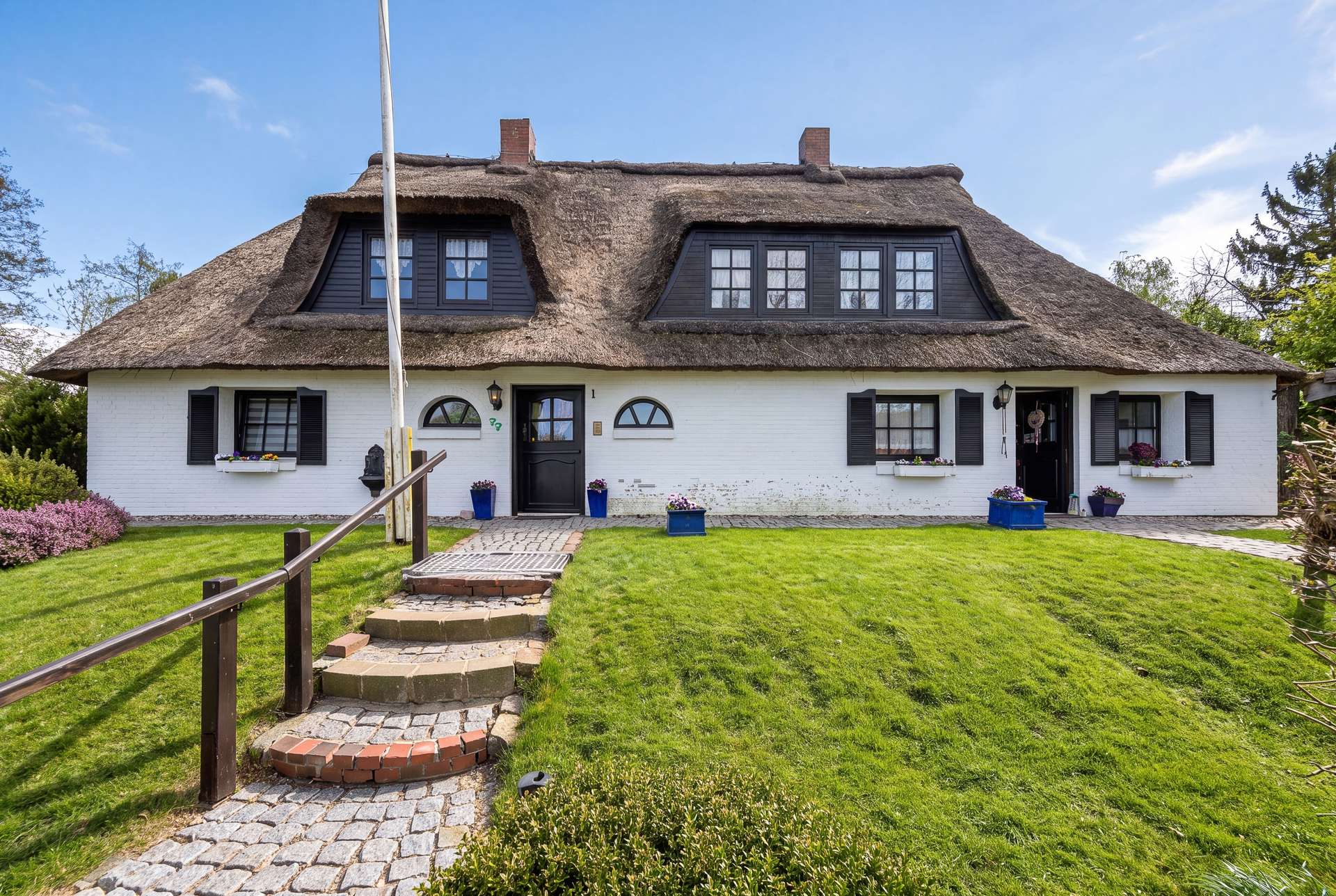 Ein Stück norddeutsches Lebensgefühl – historisches Reetdachhaus mit drei Wohneinheiten – Bild 1