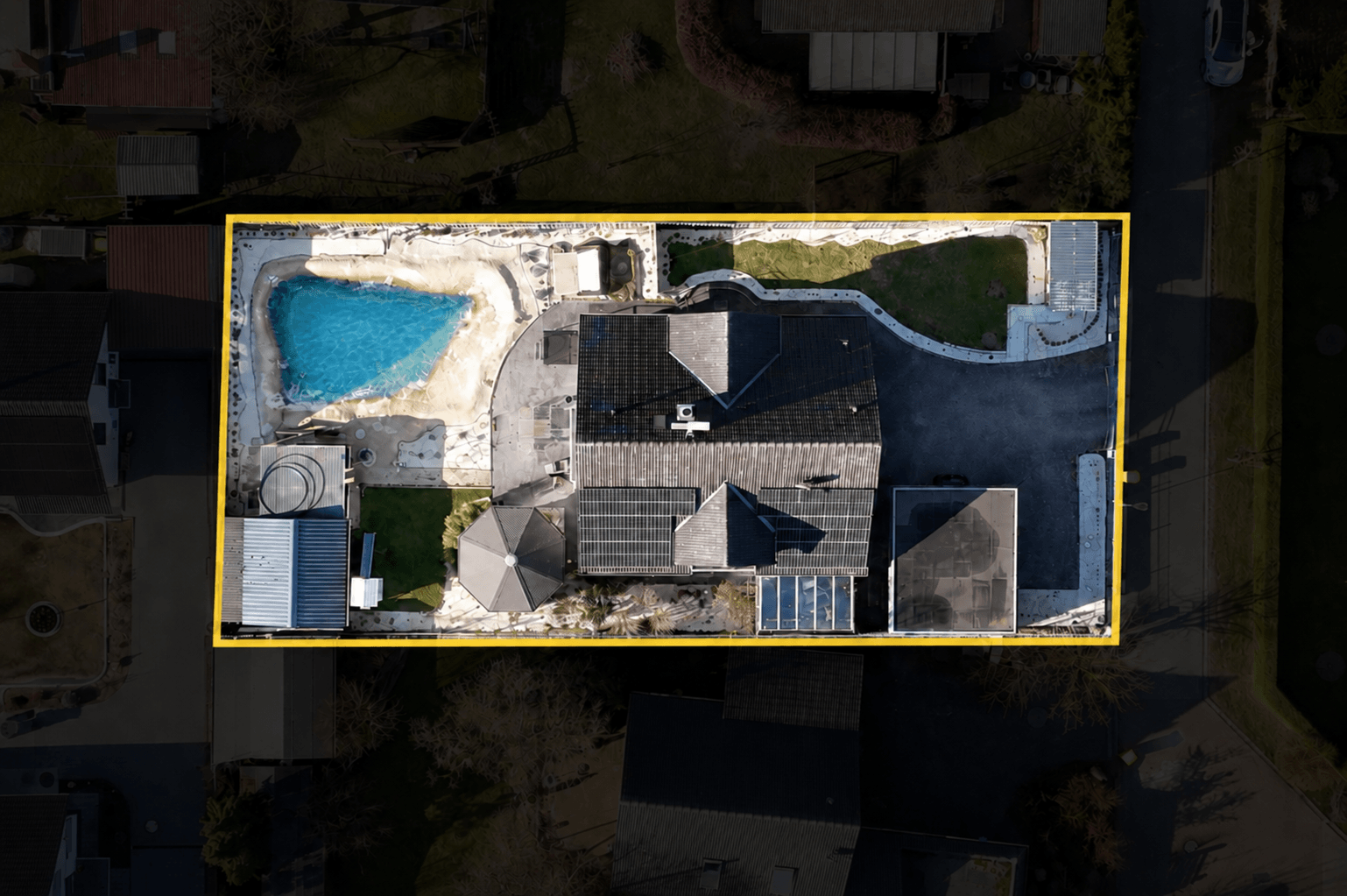 Wohnkomfort trifft Naturidylle : Familienhaus auf vier Ebenen mit Naturpool und Kamin – Bild 11