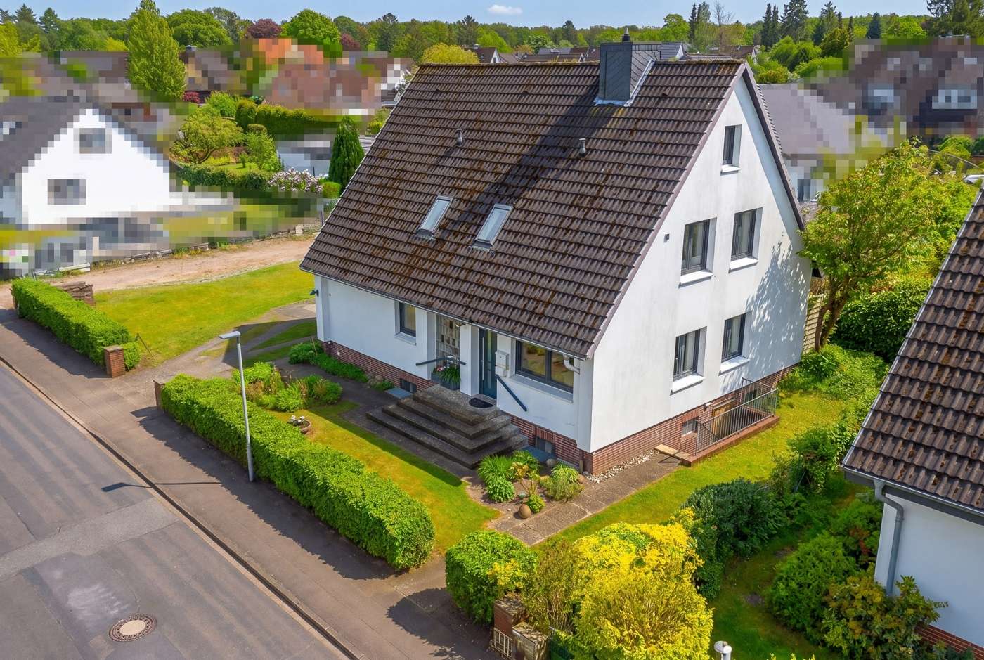 Viel Platz, viele Möglichkeiten – Gepflegtes Zweifamilienhaus mit großem Garten & Garage – Bild 1