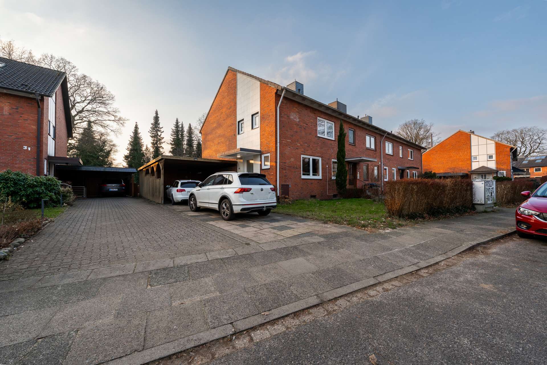 Reihenendhaus mit Garten, Keller und Carport – Bild 1