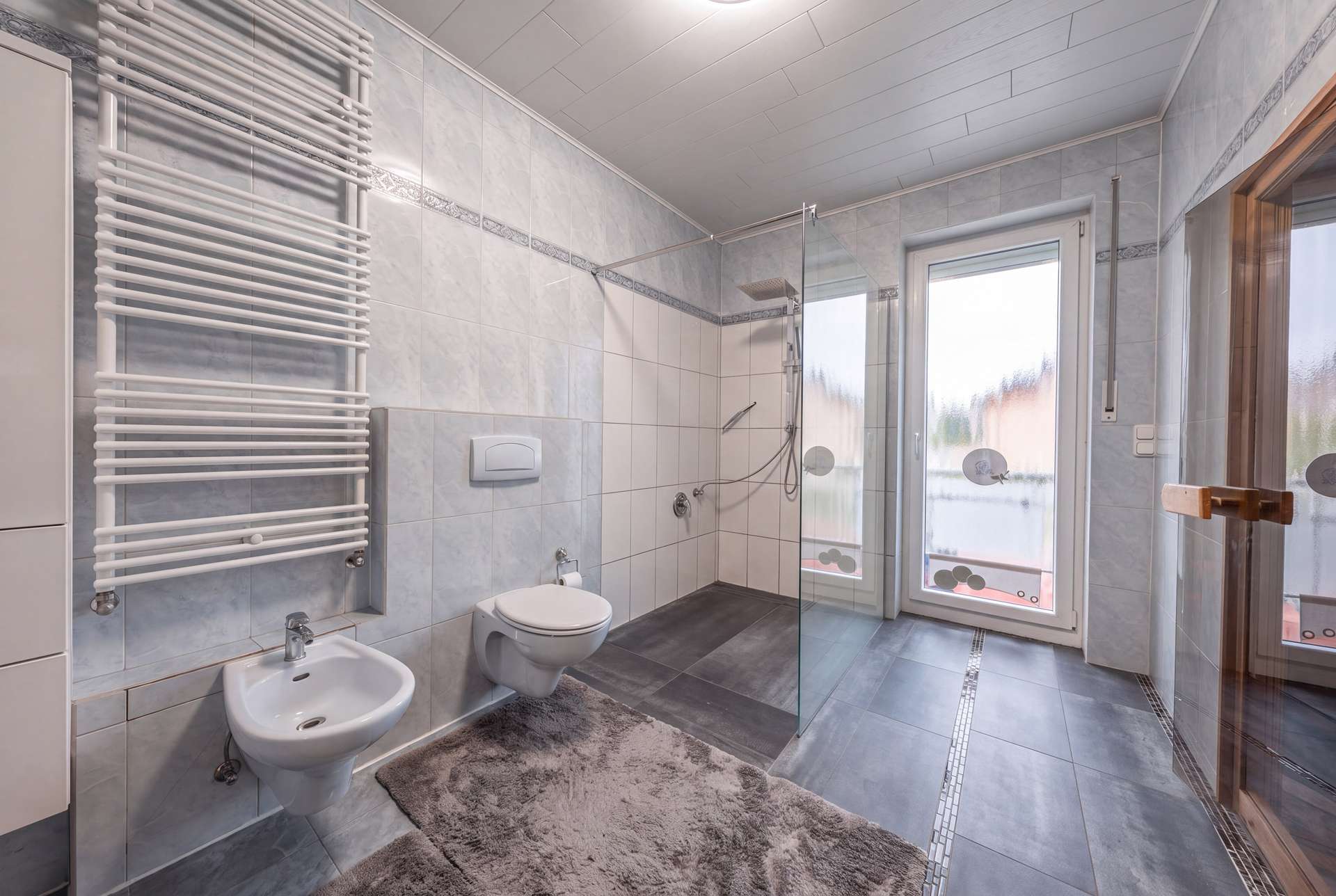 Einfamilienhaus mit zwei Wohnbereichen Sauna +Pool – Bild 3