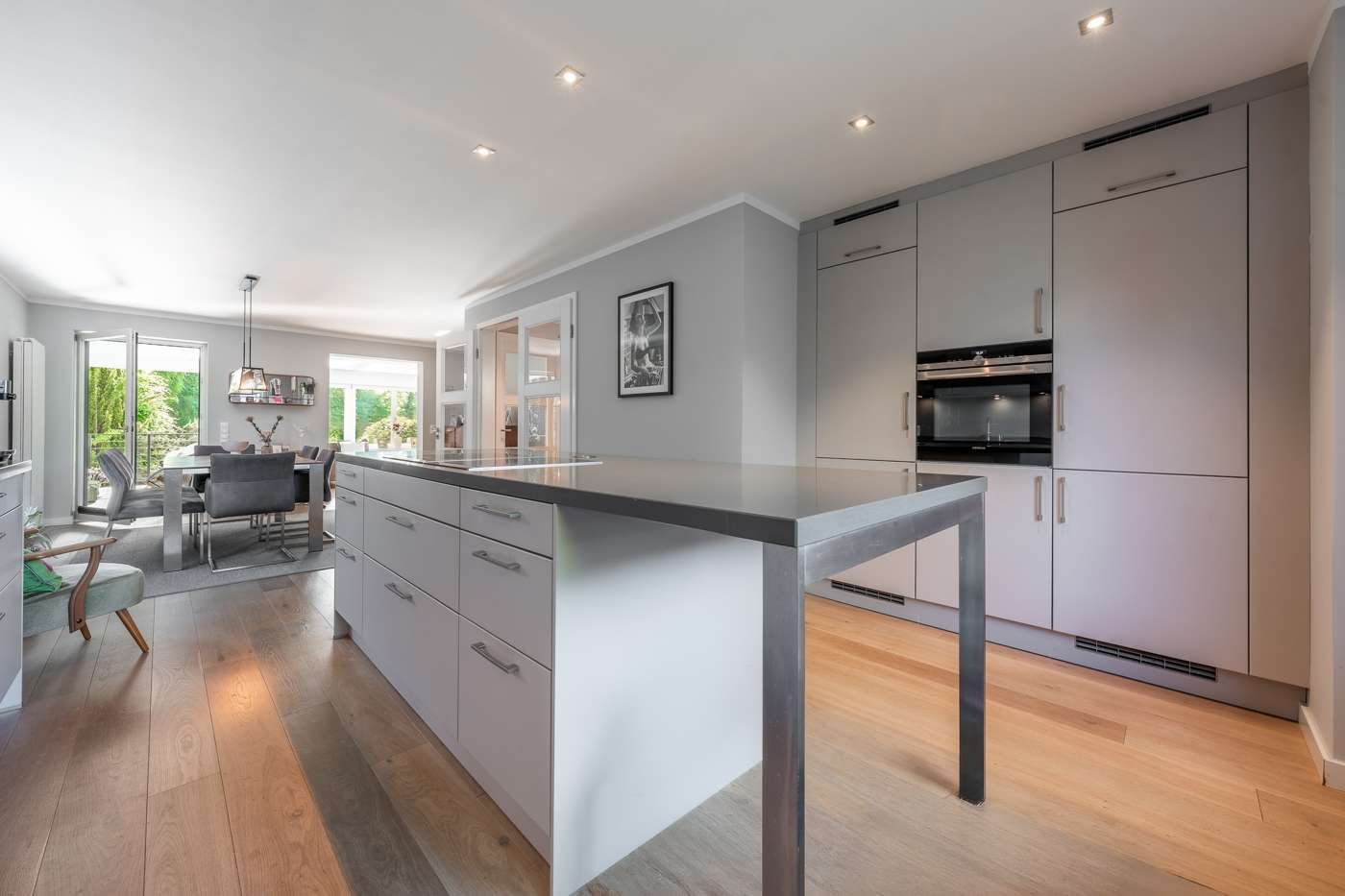 Bauhausvilla mit vielen Extras und Grundstück mit Wald – Bild 5