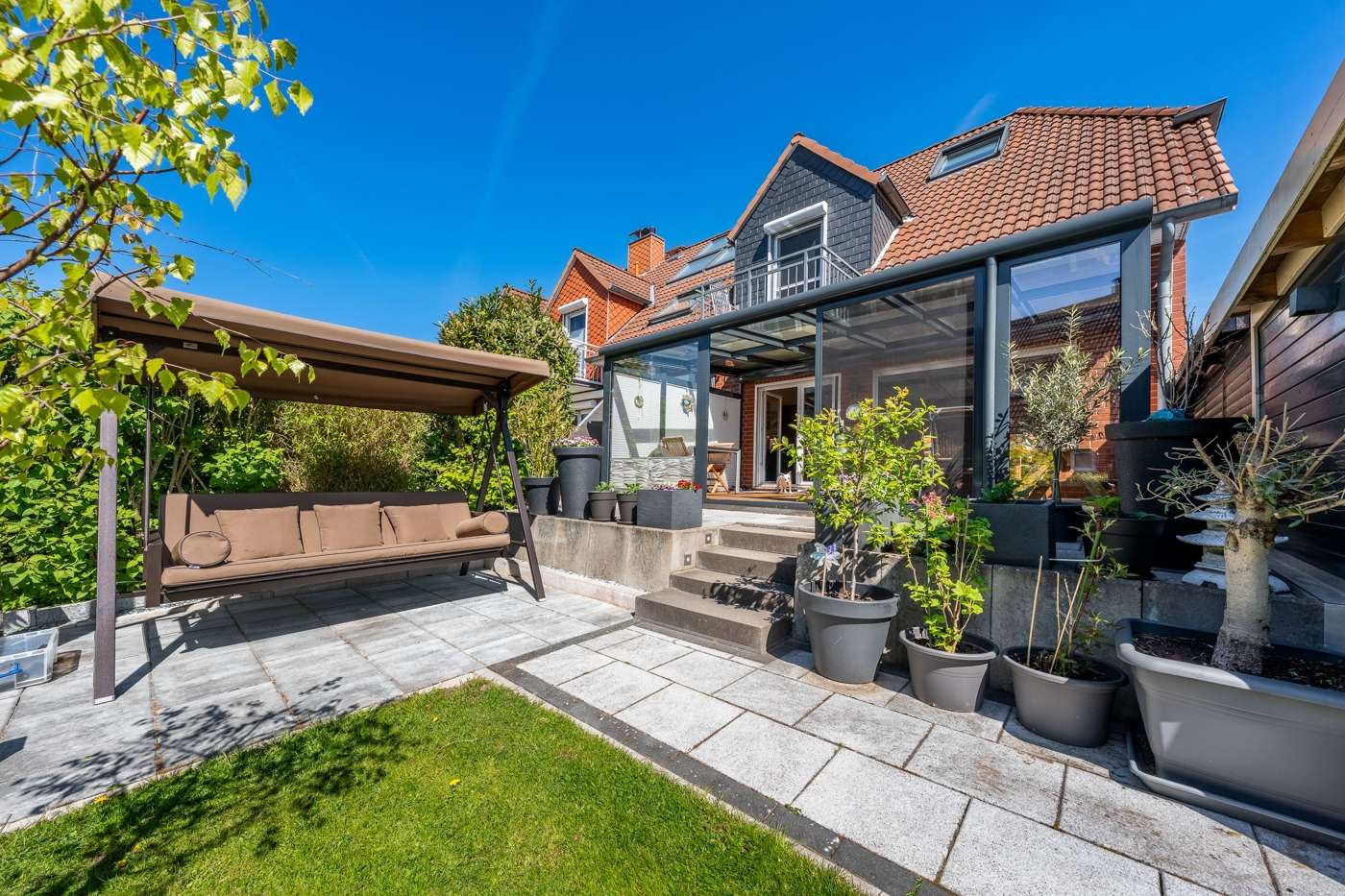 Modernes Wohnen im grünen Barsbüttel: Reihenendhaus mit Gartenidylle und Doppel-Carport – Bild 1