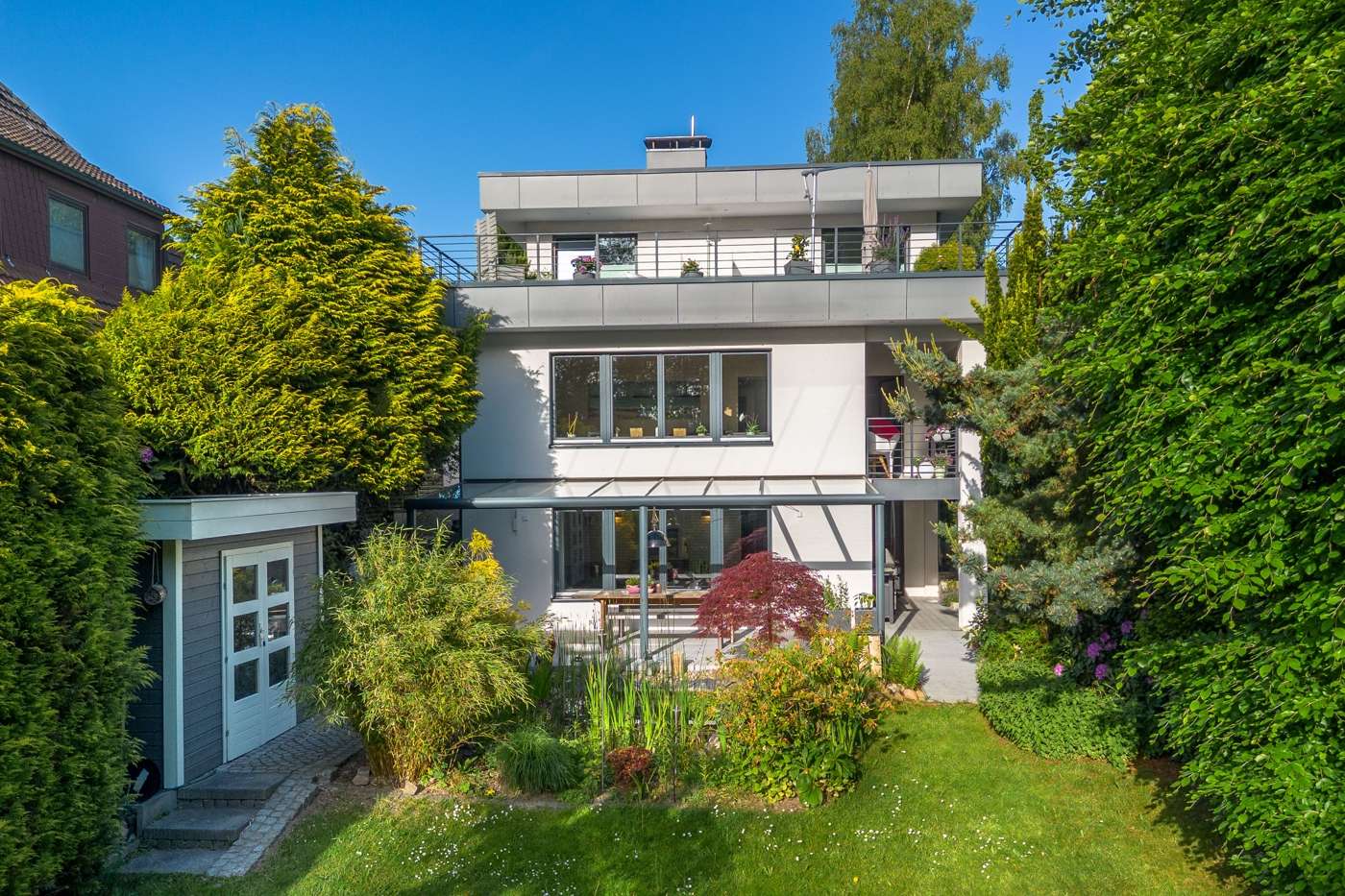 Bauhausvilla mit vielen Extras und Grundstück mit Wald – Bild 1