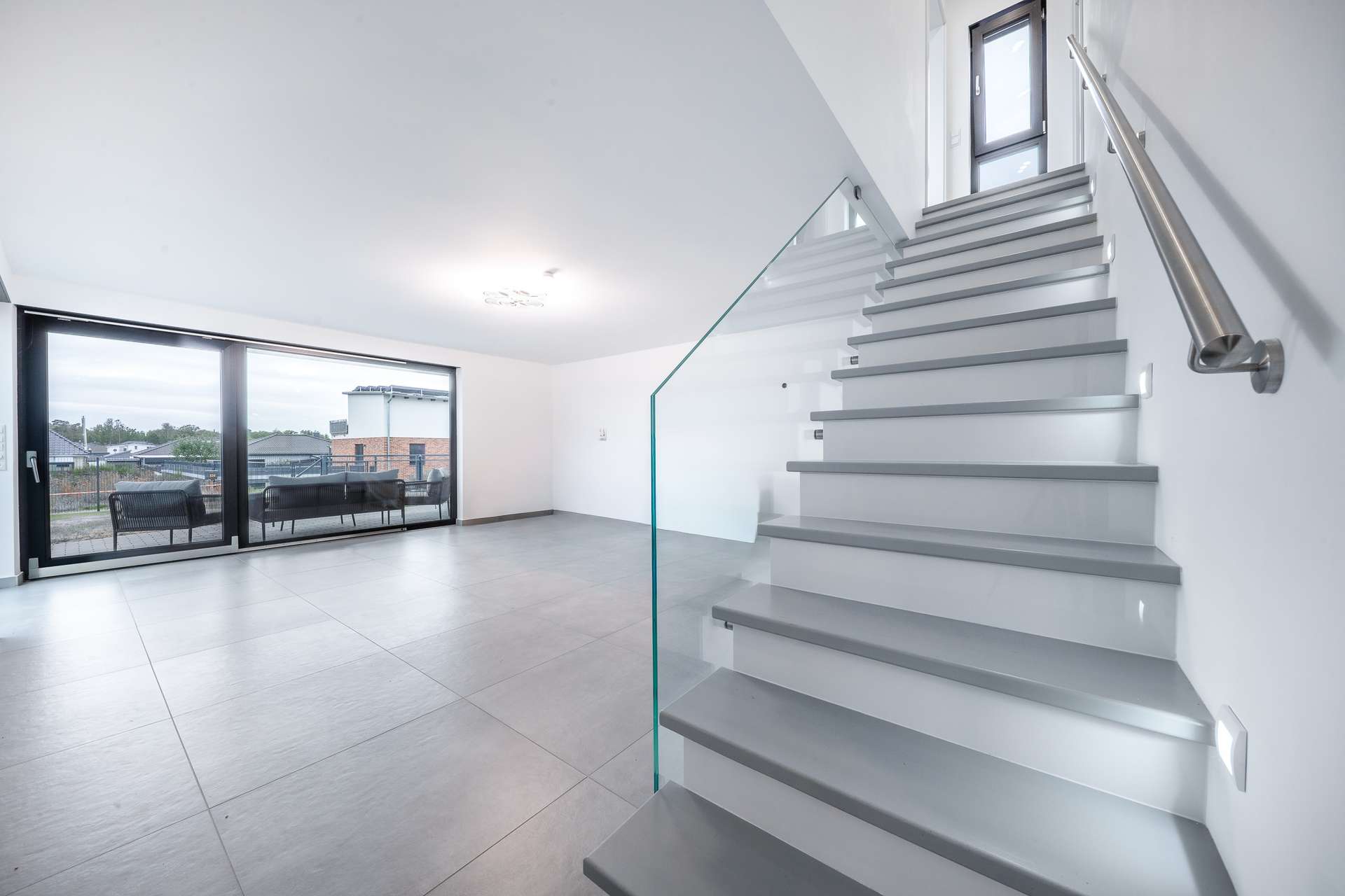 Modernes Wohnen auf höchstem Niveau – Einfamilienhaus mit Dachterrasse, Smart Home & Wärmepumpe – Bild 2