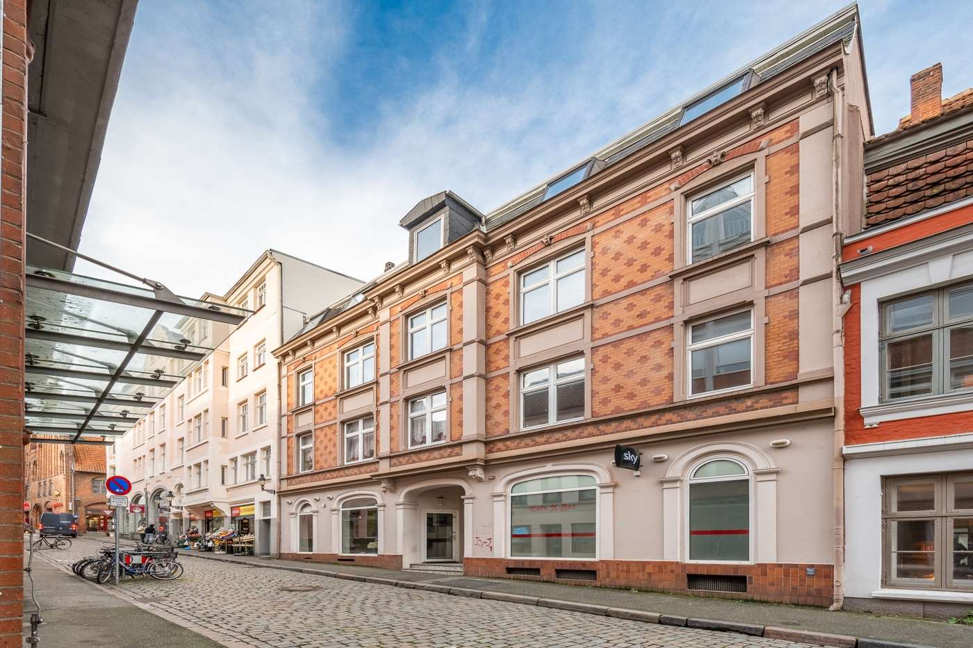 Lübeck I Aufgeteiltes Zinshaus mit Gewerbe und Wohneinheiten auf Altstadt-Insel mit Dachterrasse – Bild 1