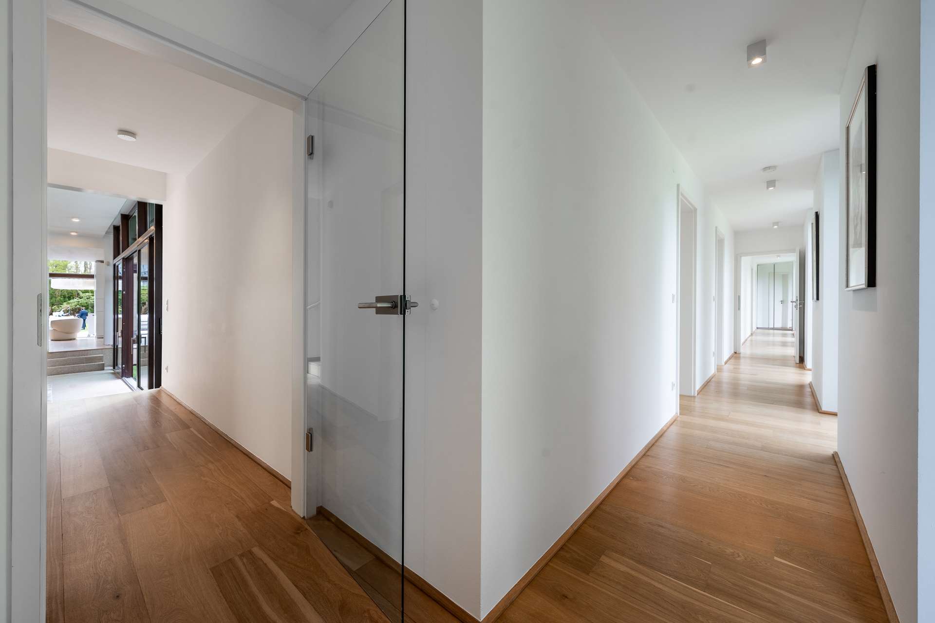 Architektonisches Statement im Grünen und preisgekrönte Villa – „Haus am Park“ – Bild 9