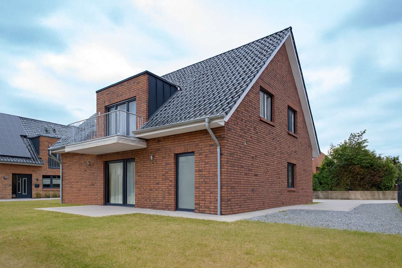 Zweifamilienhaus mit zwei Wohneinheiten & viel Komfort – Bild 1