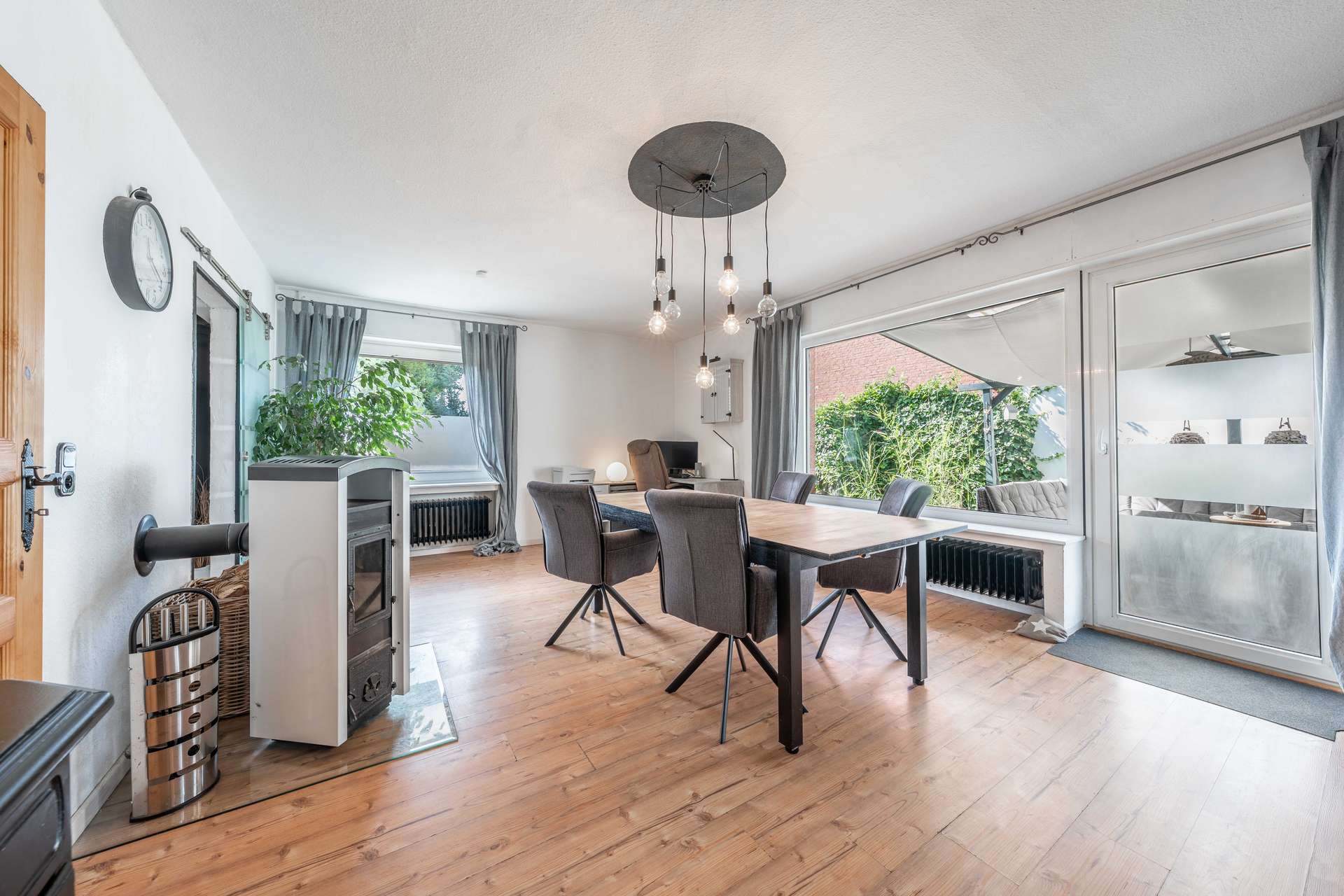 Großzügiges Einfamilienhaus mit Kamin, Südgarten & überdachter Terrasse – Bild 4