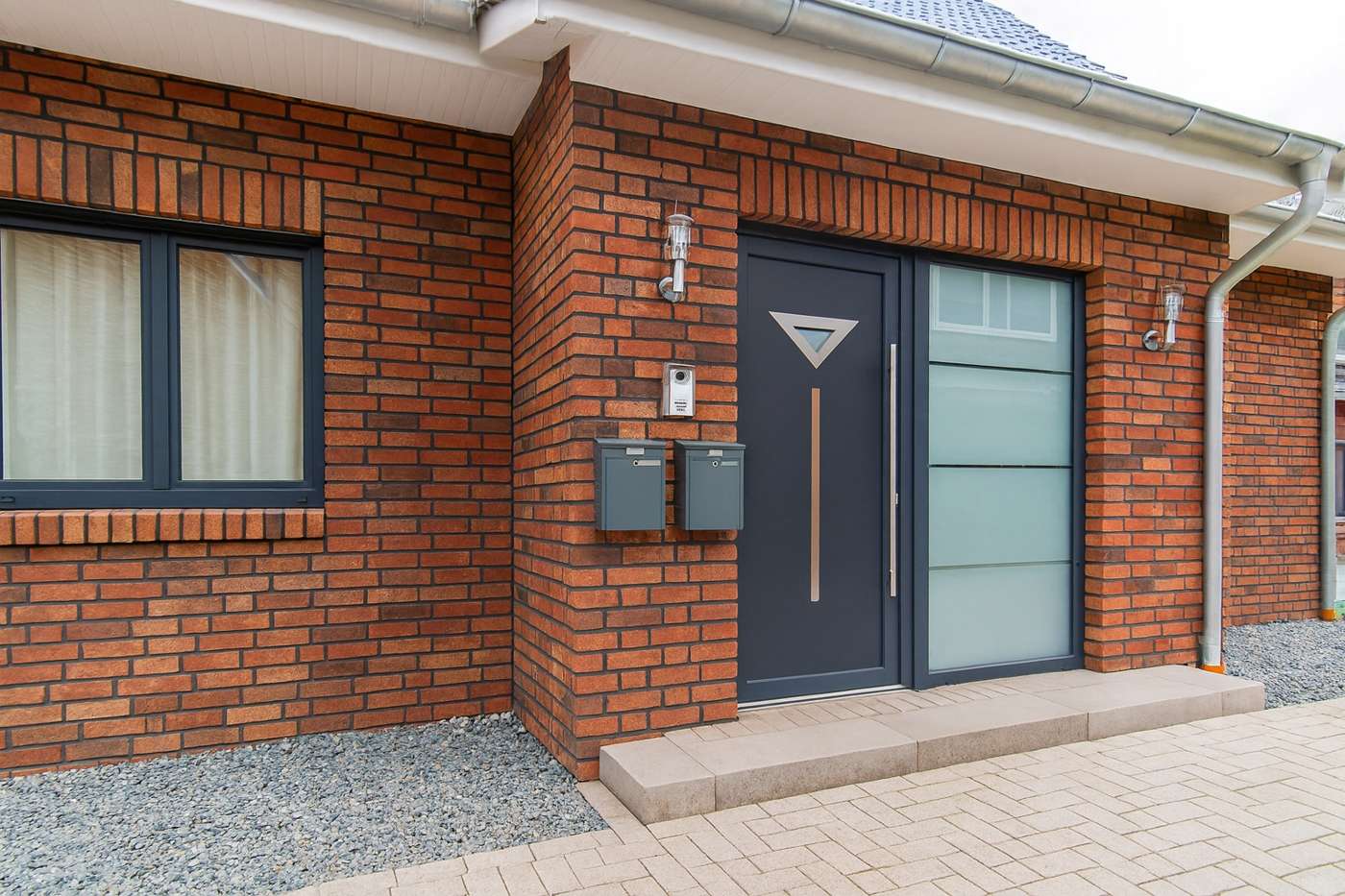 Zweifamilienhaus mit zwei Wohneinheiten & viel Komfort – Bild 11