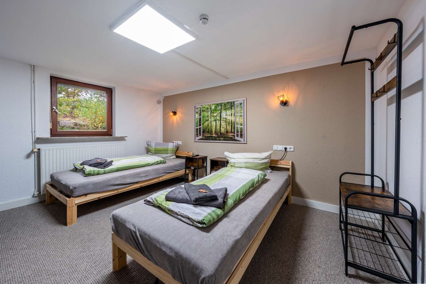 Wohnen mit Freiraum: Zwei Häuser, Pool und Sauna in der Lüneburger Heide – Bild 4