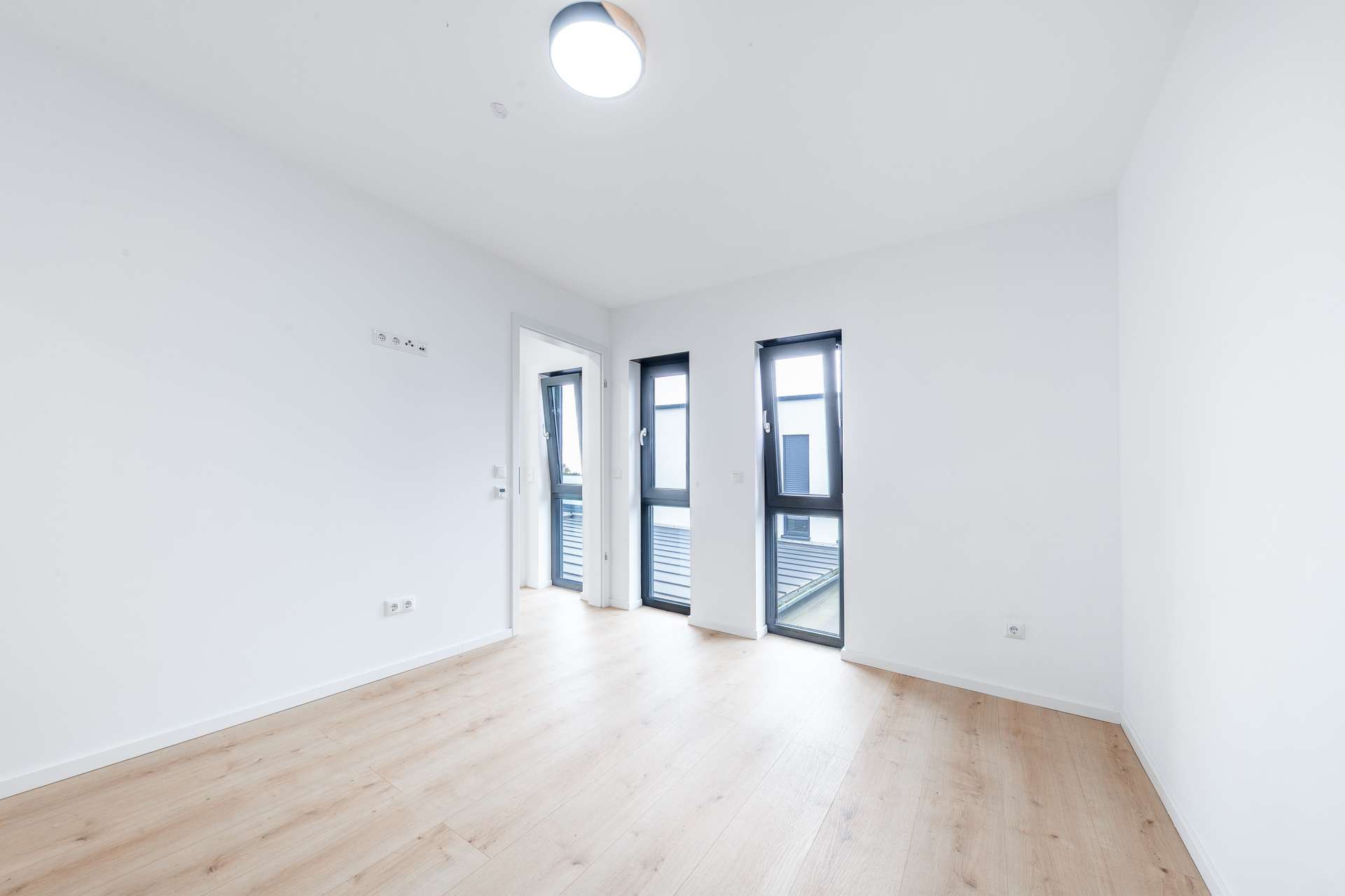 Modernes Wohnen auf höchstem Niveau – Einfamilienhaus mit Dachterrasse, Smart Home & Wärmepumpe – Bild 9