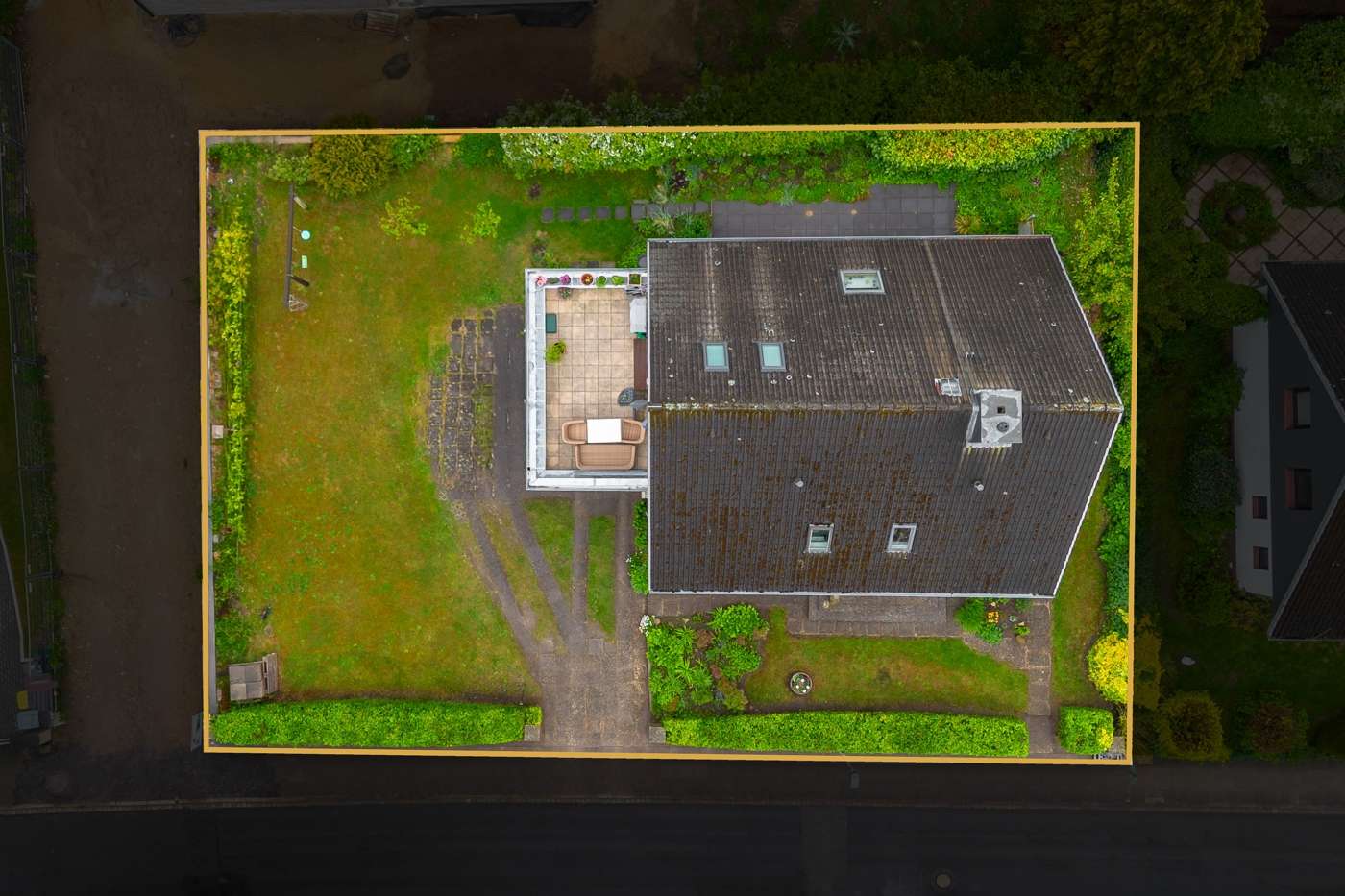 Viel Platz, viele Möglichkeiten – Gepflegtes Zweifamilienhaus mit großem Garten & Garage – Bild 11