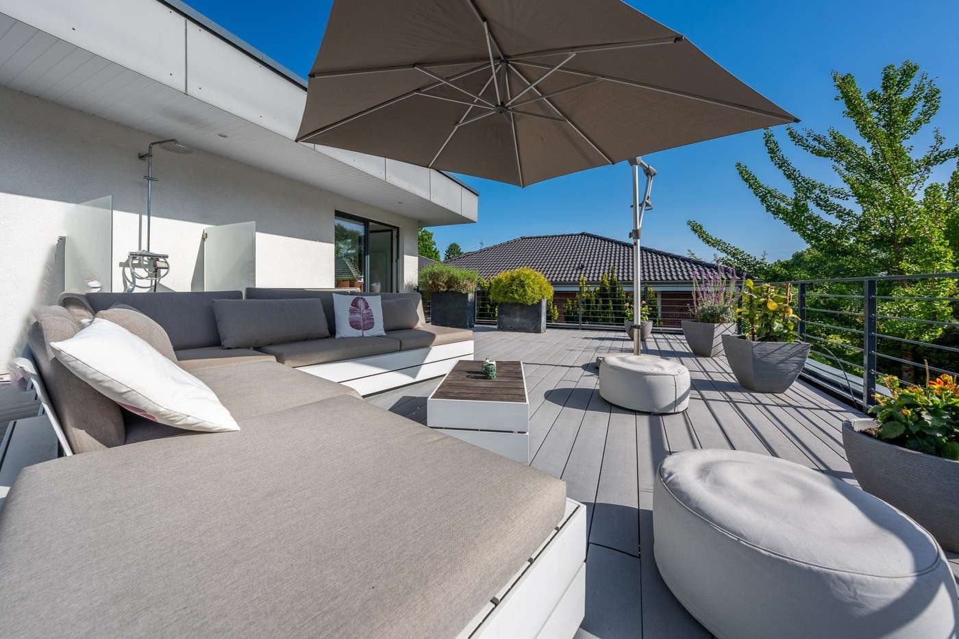 Bauhausvilla mit vielen Extras und Grundstück mit Wald – Bild 2