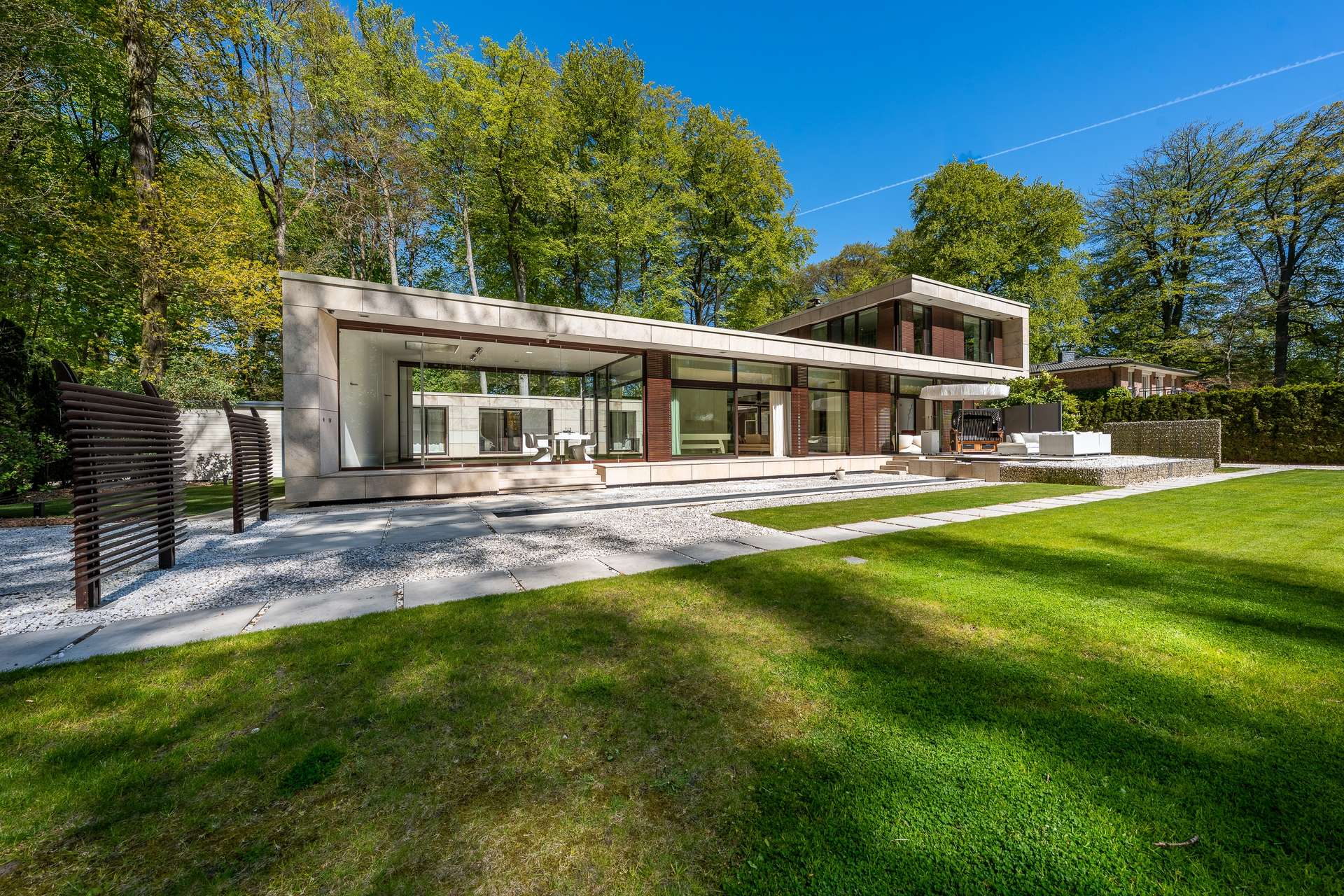 Architektonisches Statement im Grünen und preisgekrönte Villa – „Haus am Park“ – Bild 1