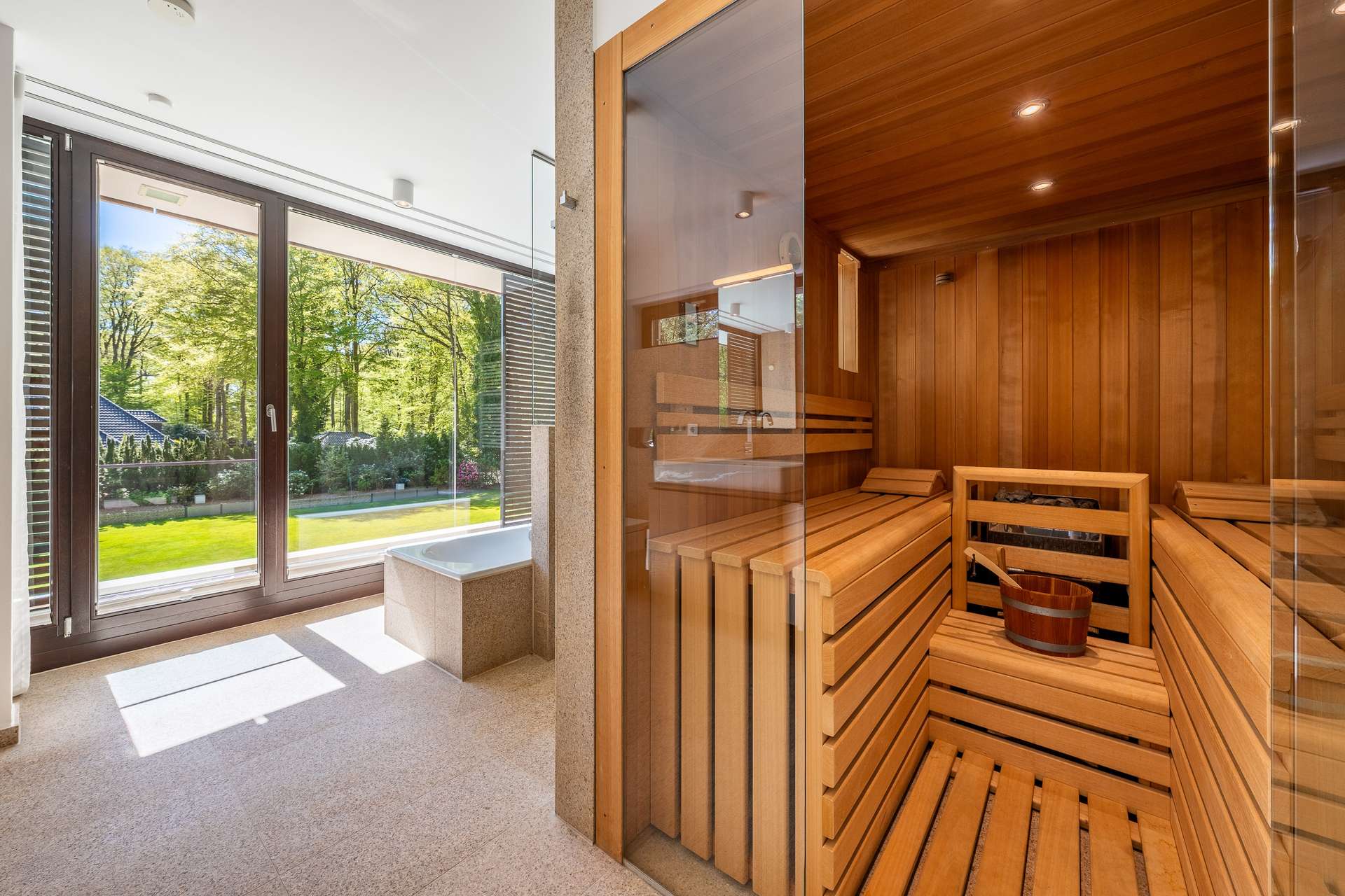Architektonisches Statement im Grünen und preisgekrönte Villa – „Haus am Park“ – Bild 8