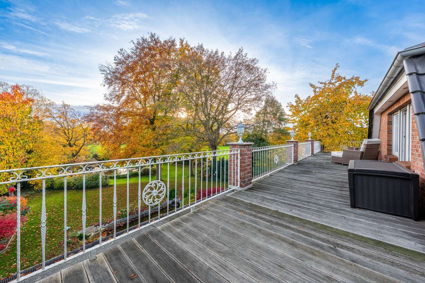 Architektenjuwel: Eleganz trifft Entspannung mit idyllischem Schwimmteich – Bild 11