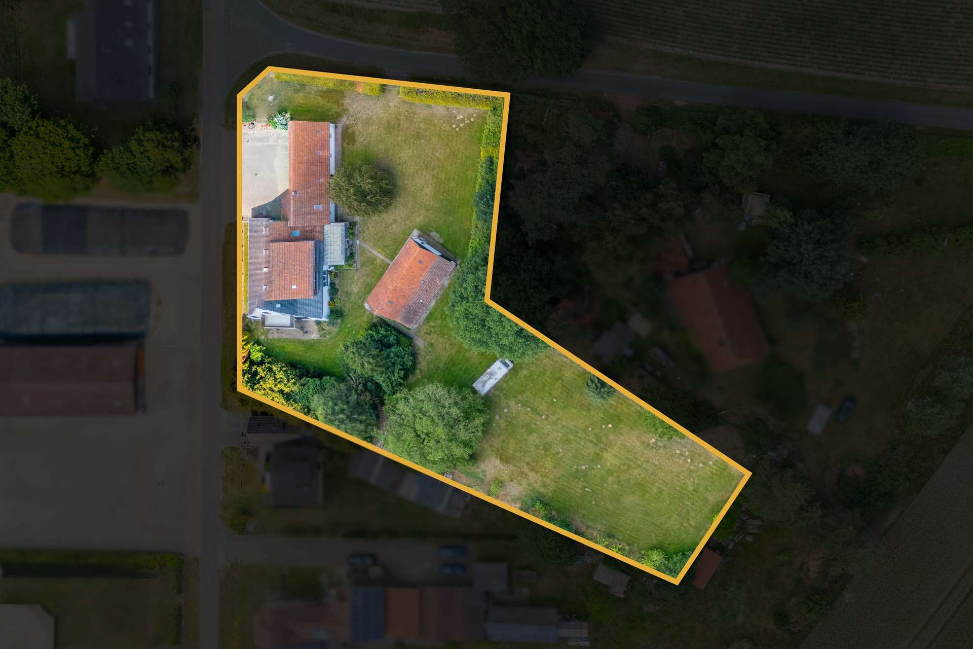 Freiraum für die ganze Familie: Großzügiges Landhaus mit zwei Wohneinheiten – Bild 11