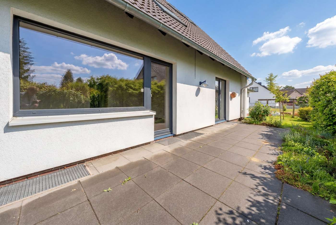 Viel Platz, viele Möglichkeiten – Gepflegtes Zweifamilienhaus mit großem Garten & Garage – Bild 4