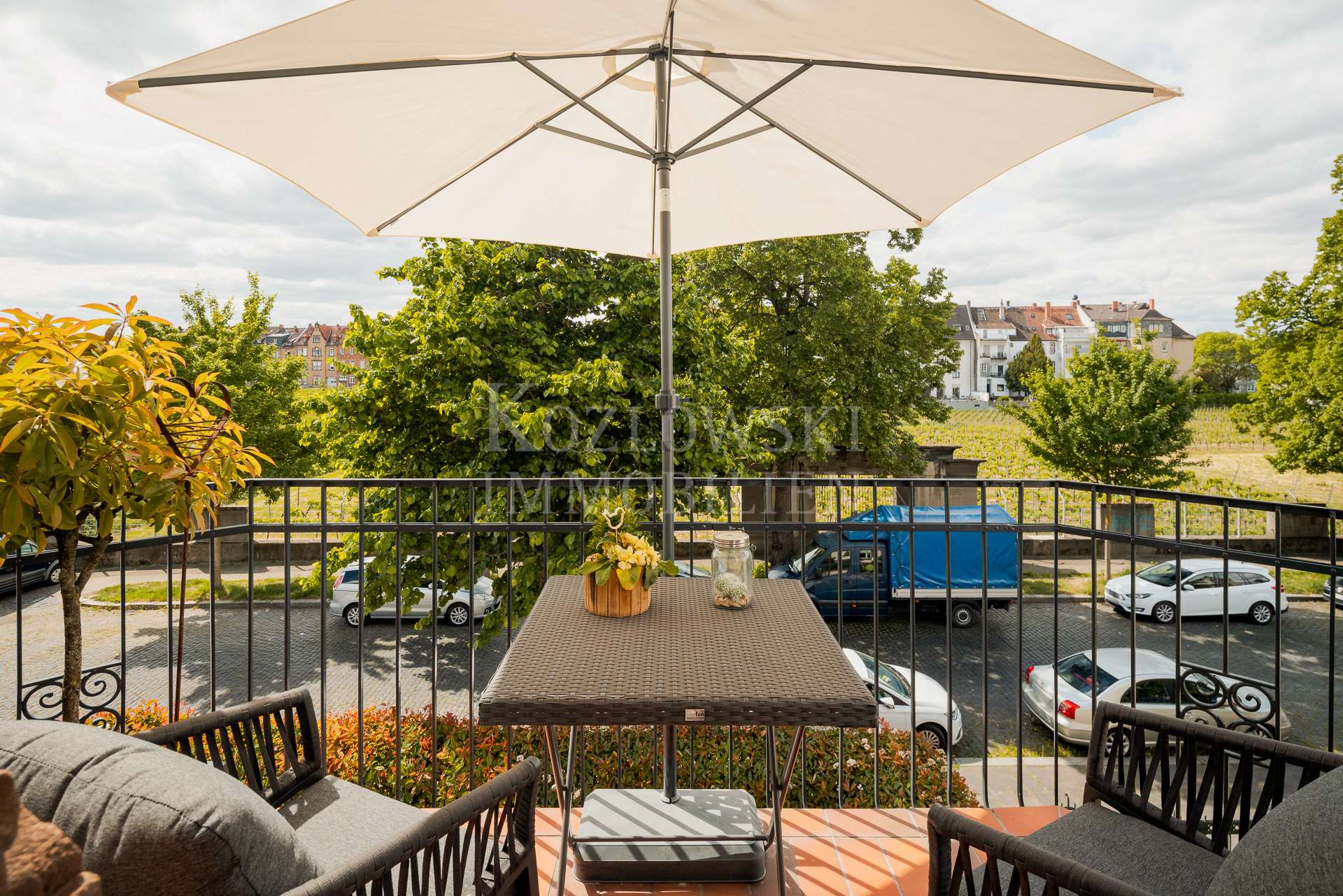 mit Sonnenbalkon