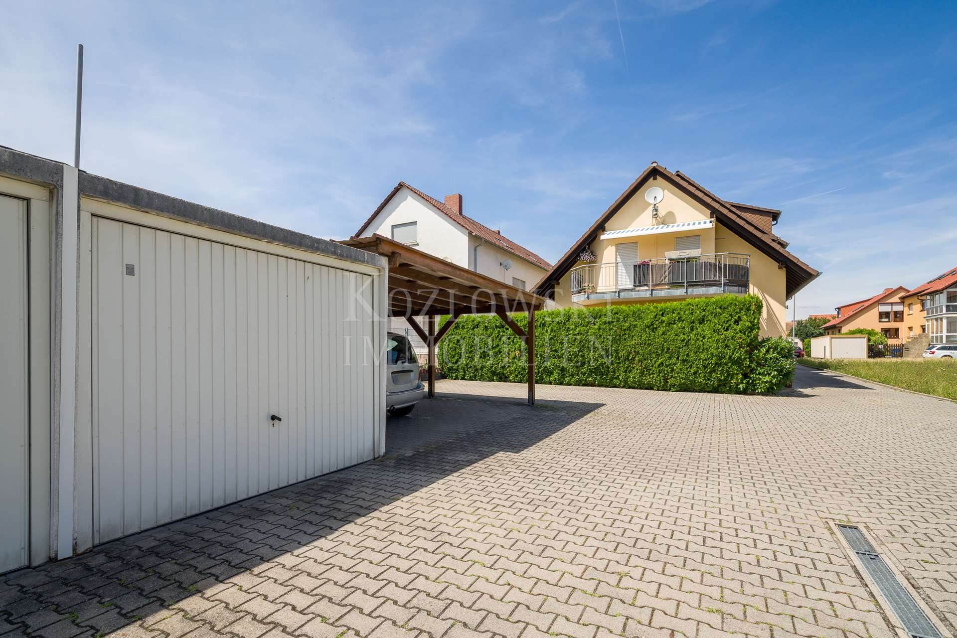 Garage mit Stellplatz